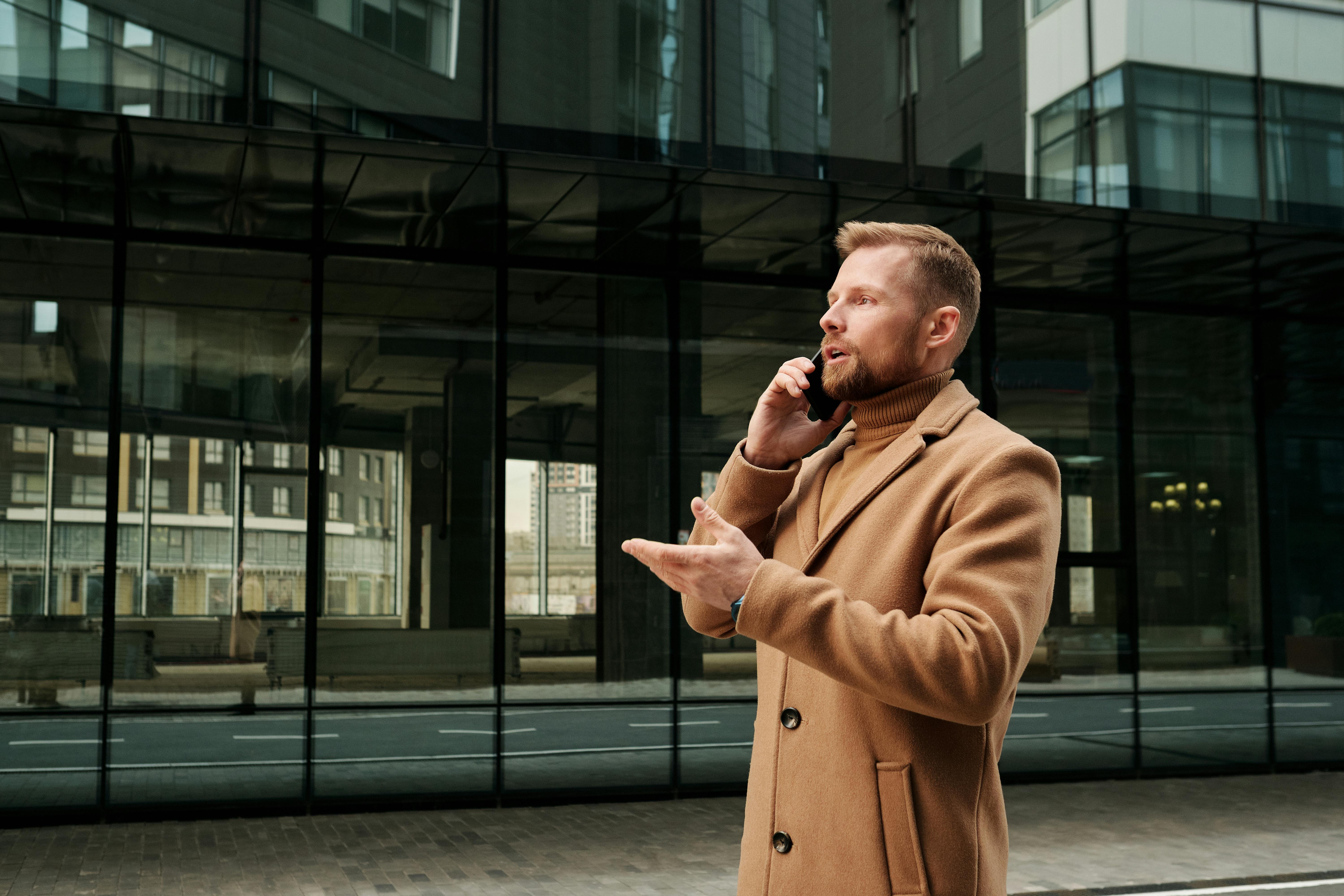 Un hombre hablando por teléfono | Fuente: Pexels