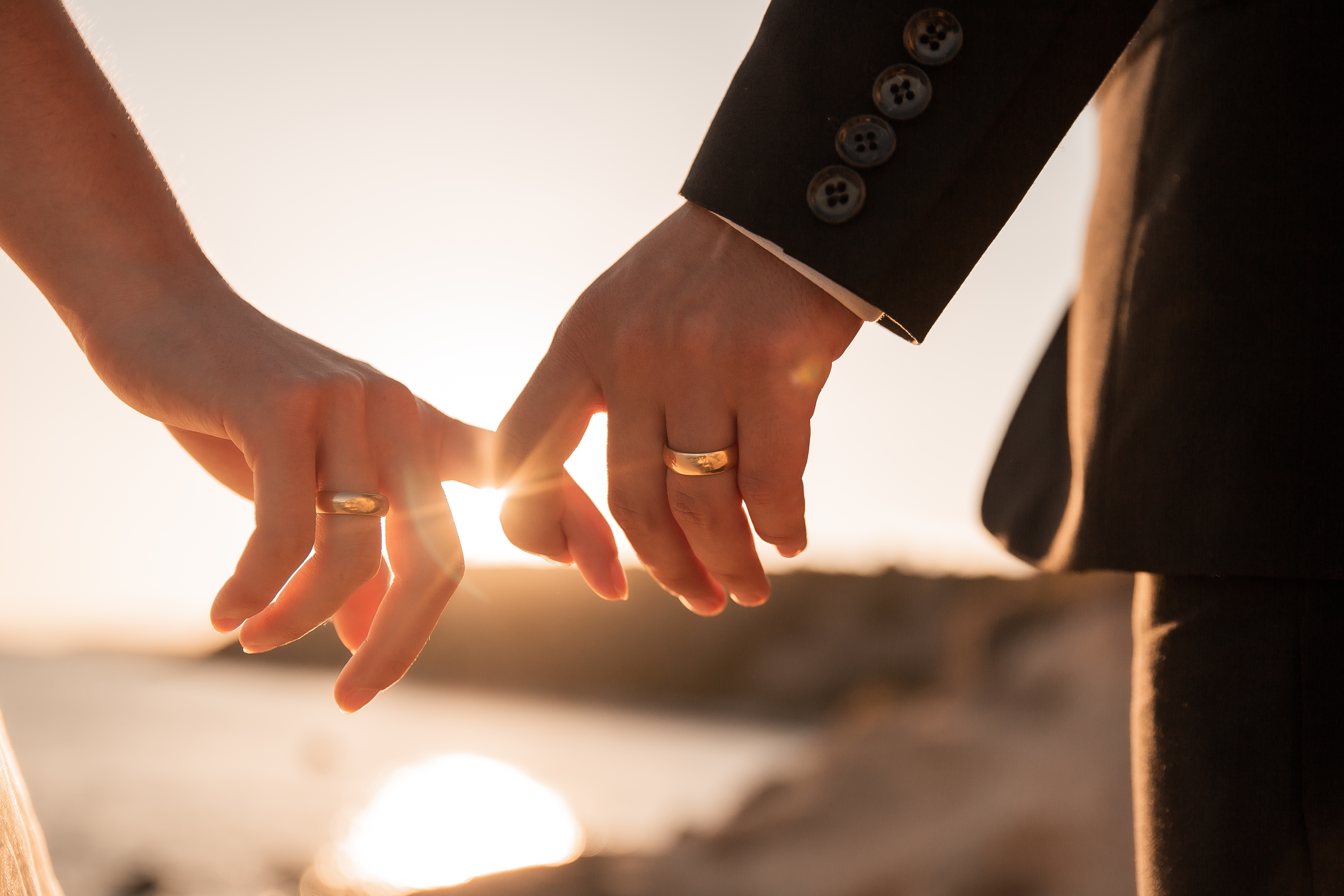 Pareja de recién casados de la mano. | Foto: Shutterstock