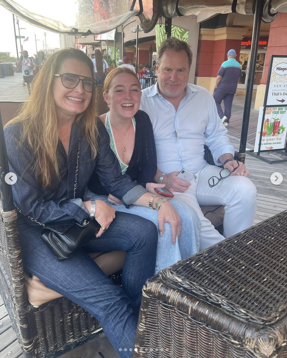 Brooke Shields, Rowan Henchy y su padre Chris Henchy de un post fechado el 16 de mayo de 2024 | Fuente: Instagram/brookeshields