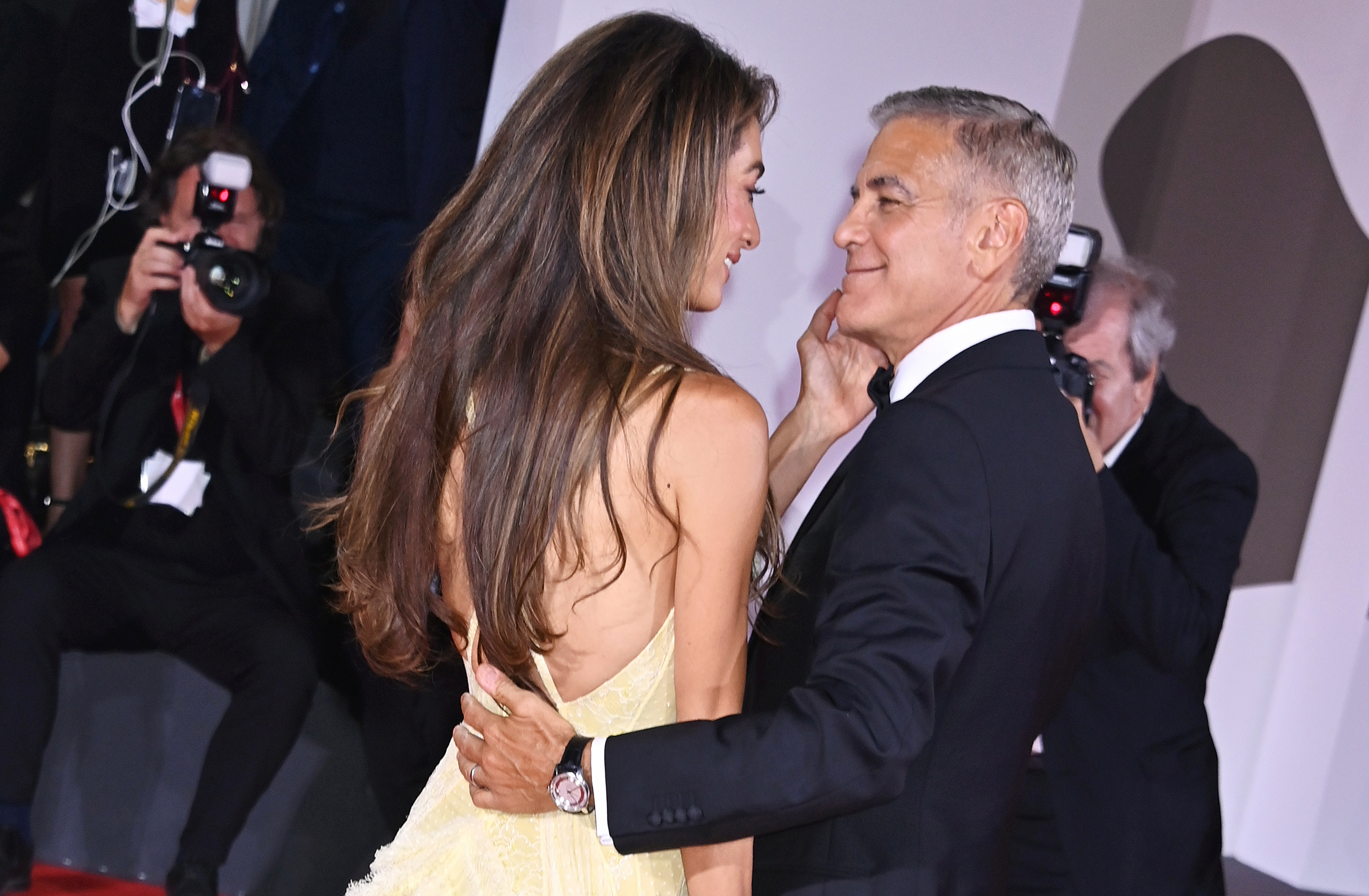 Amal Alamuddin y George Clooney asisten a la alfombra roja de "Wolfs" durante la 81ª edición del Festival Internacional de Cine de Venecia, Italia, el 1 de septiembre de 2024 | Fuente: Getty Images