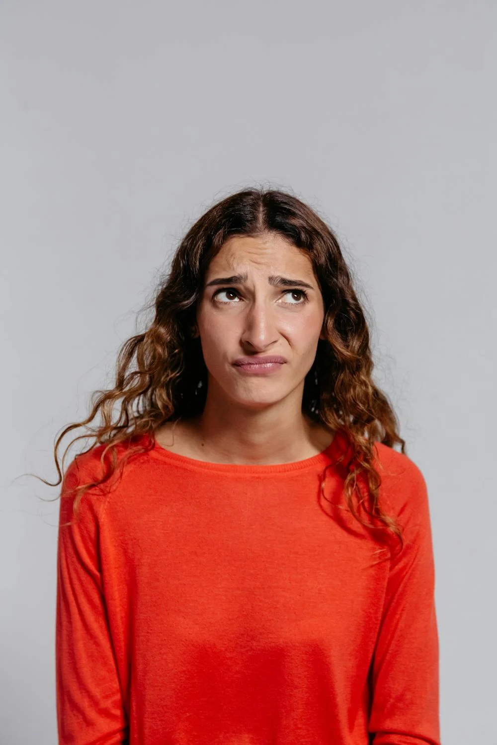Una mujer molesta poniendo los ojos en blanco | Fuente: Pexels