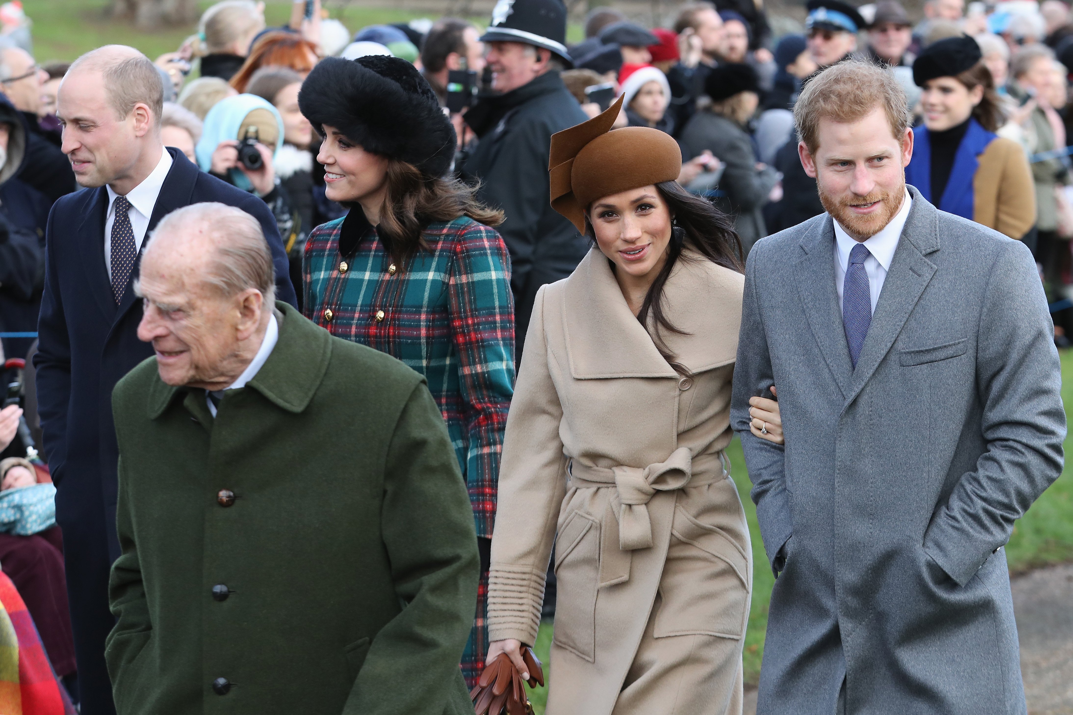 El príncipe William, el príncipe Philip, Kate Middleton, Meghan Markle y el príncipe Harry el 25 de diciembre de 2017 en King's Lynn, Inglaterra. | Foto: Getty Images