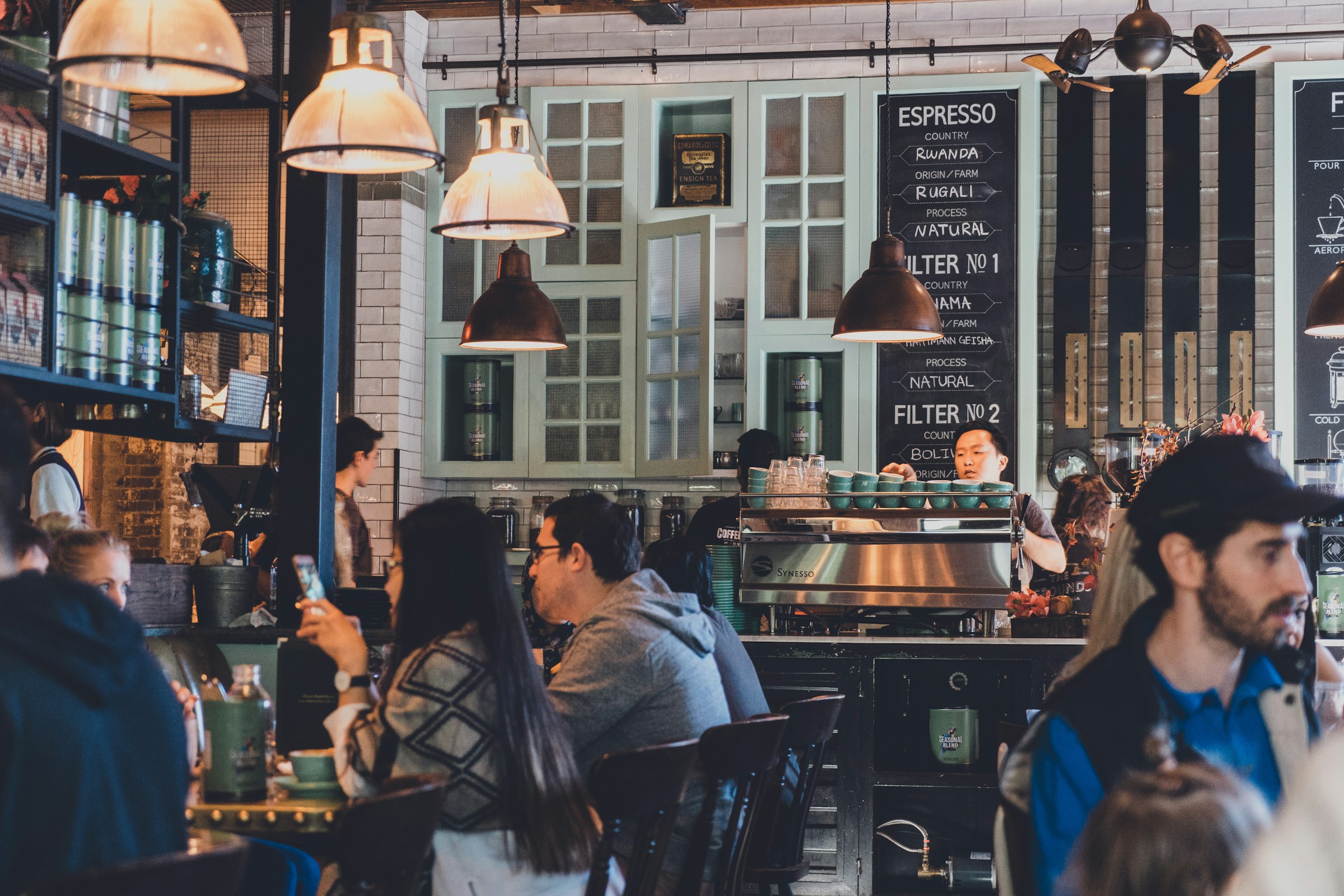 Gente en una cafetería | Fuente: Unsplash