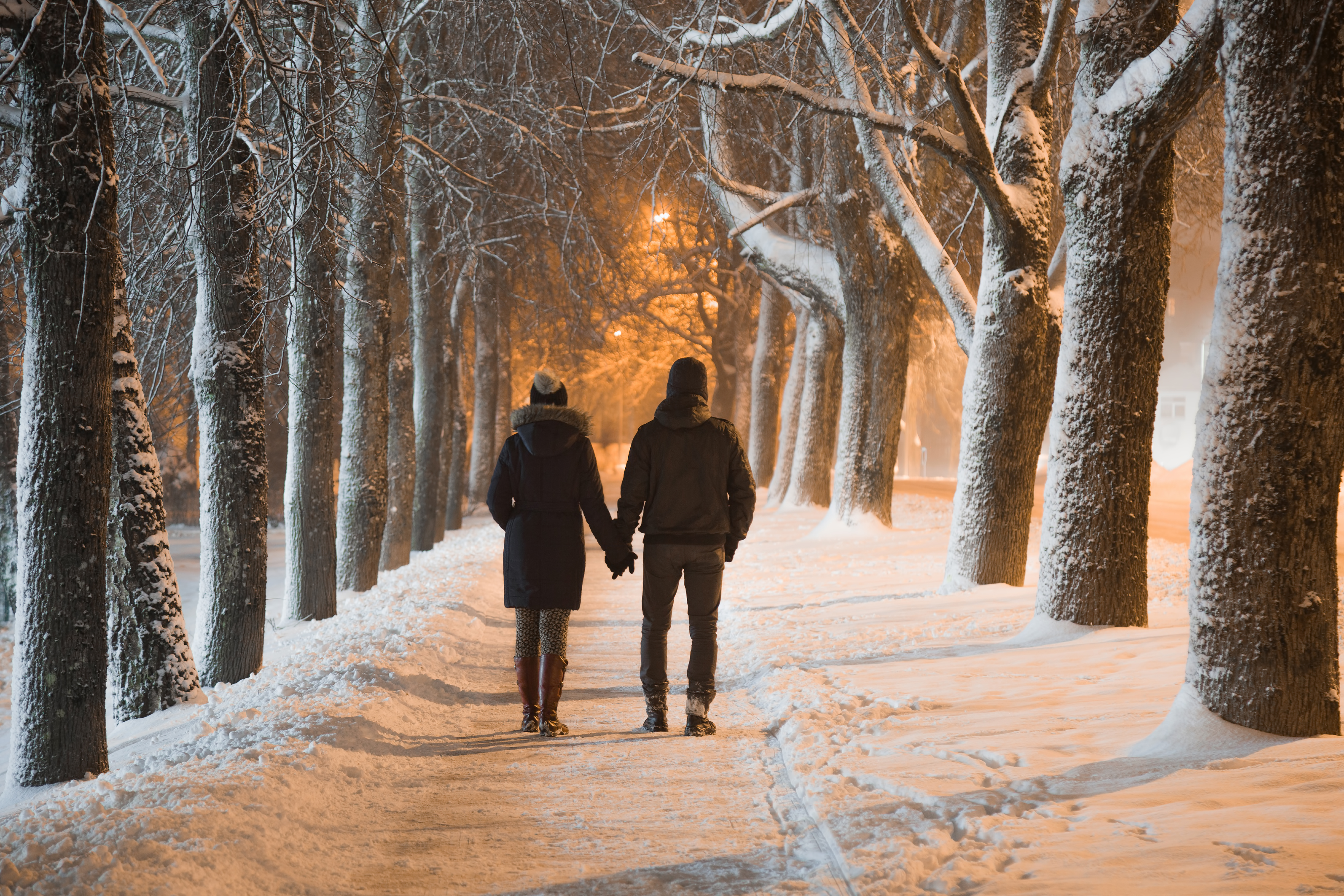 Pareja camina de la mano en invierno | Foto: Shutterstock