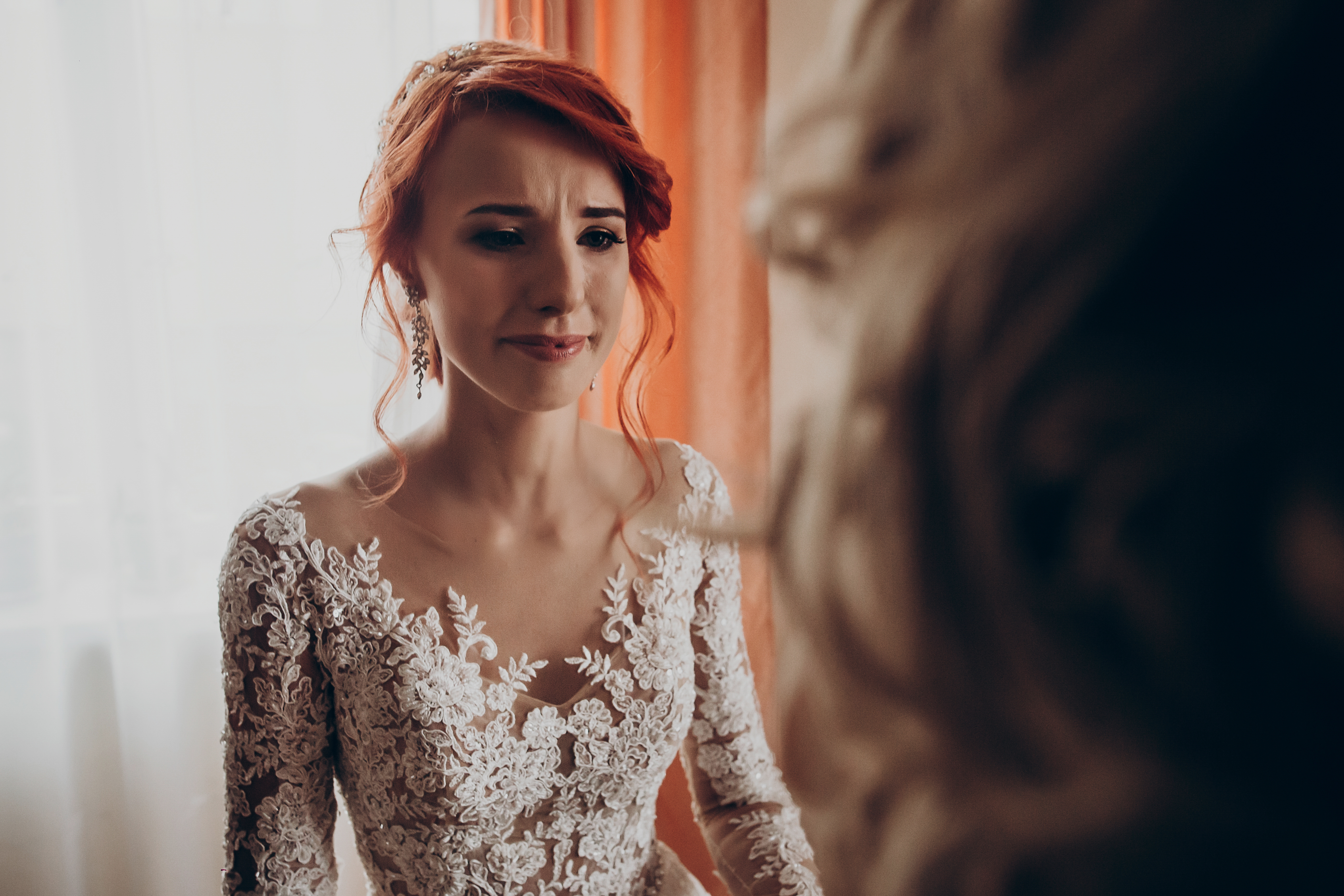 Una novia llora mientras mira a su familia. | Foto: Shutterstock
