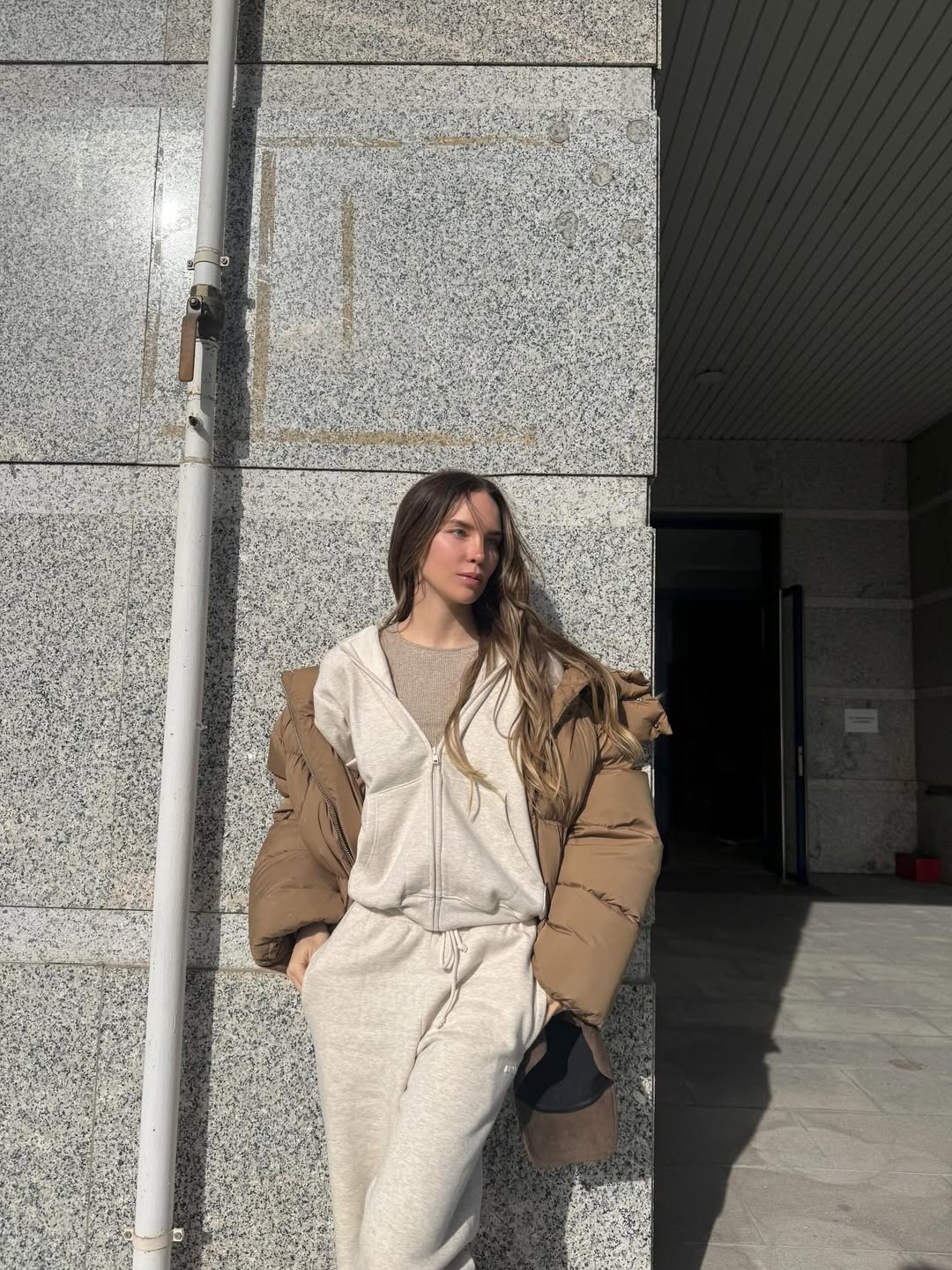 Belinda luciendo un conjunto deportivo desde Madrid | Fuente: Instagram/belindapop