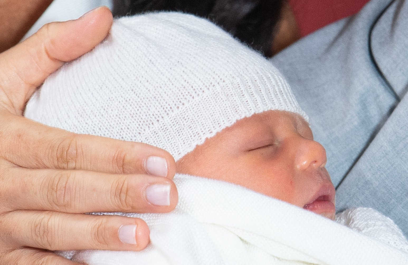El hijo recién nacido del príncipe Harry y la duquesa Meghan, Archie Harrison Mountbatten-Windsor, durante una sesión fotográfica en St George's Hall en el Castillo de Windsor | Foto: Getty Images