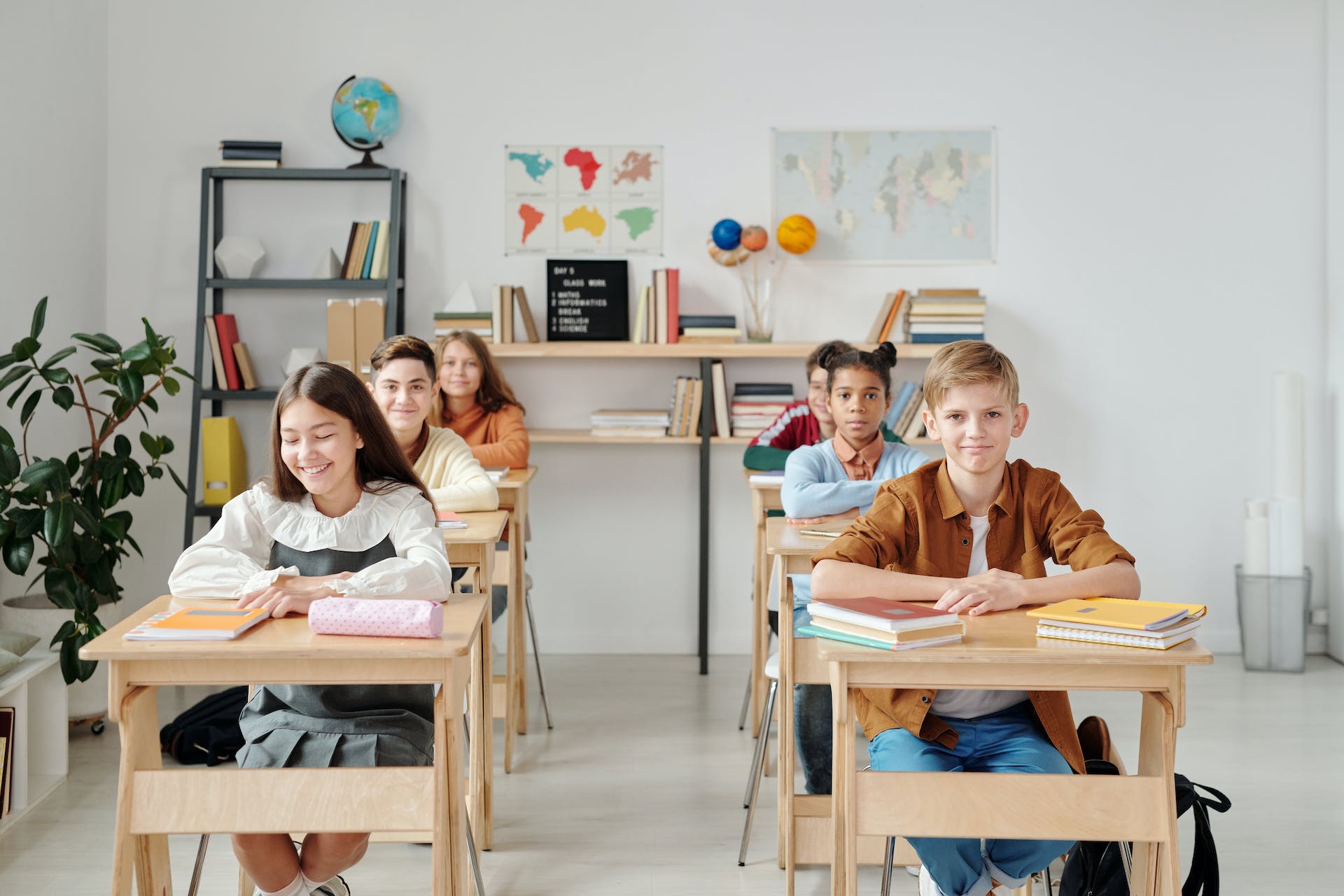 Niños sentados en una clase | Fuente: Pexels