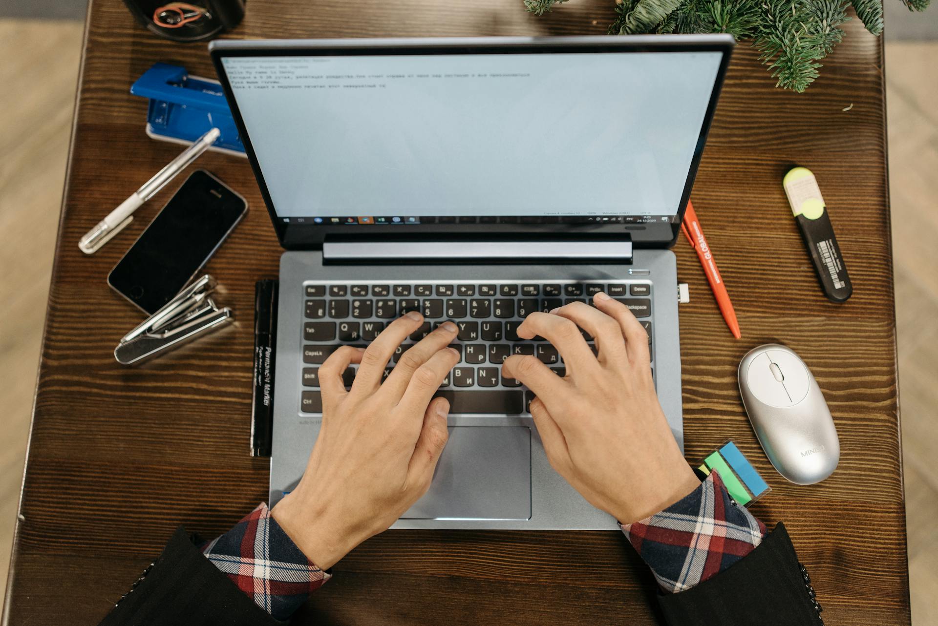 Un hombre trabajando en su oficina | Fuente: Pexels