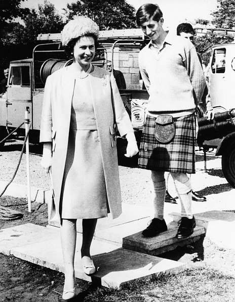 La reina Elizabeth II y el príncipe Charles durante una visita a la escuela Gordonstoun, donde abrió su nuevo centro deportivo, Escocia, el 24 de julio de 1967. | Fuente: Getty Images