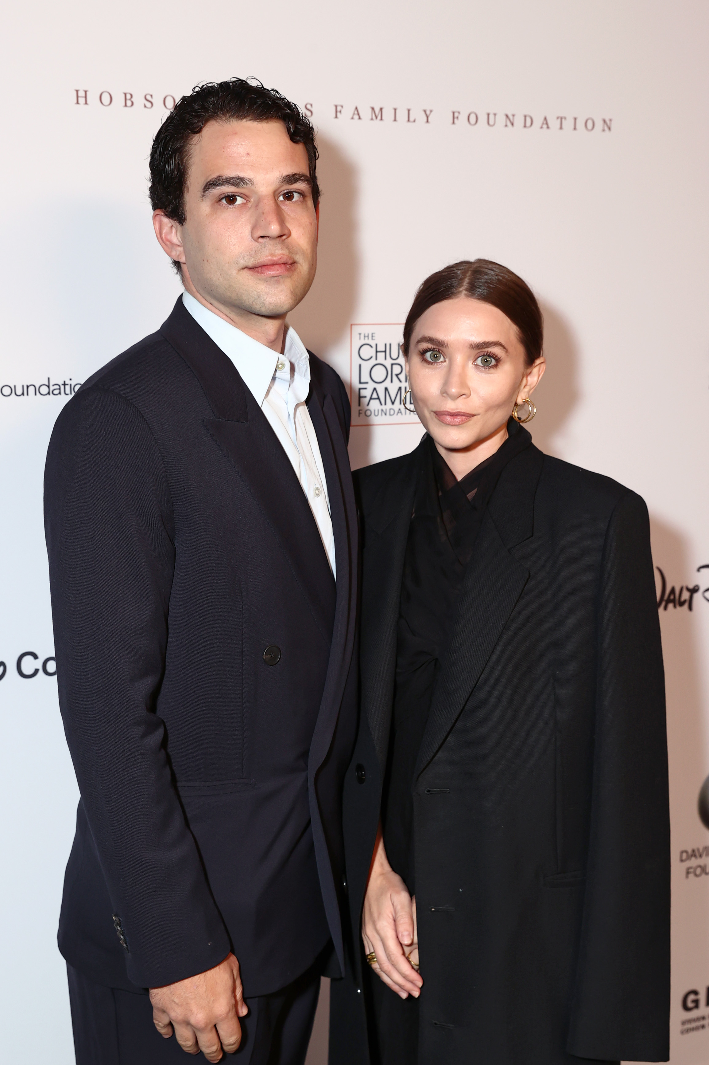 Louis Eisner y Ashley Olsen en la Gala del 20º Aniversario de YES el 23 de septiembre de 2021, en Los Ángeles, California | Fuente: Getty Images