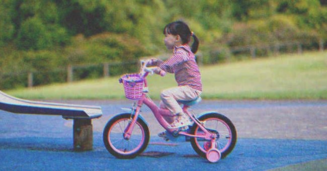 Una niña andando en bicicleta en un parque | Foto: Shutterstock