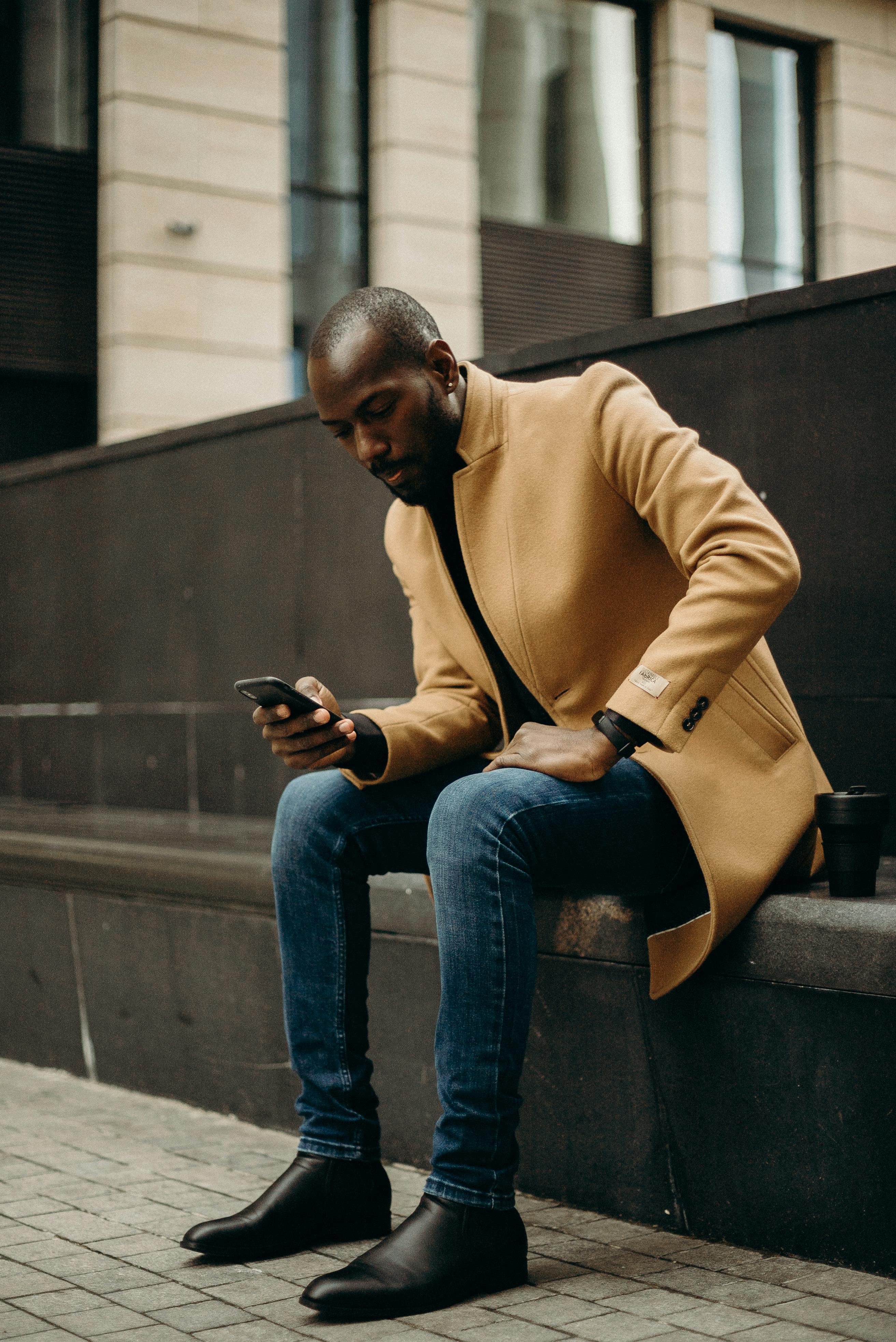 Un hombre mirando su teléfono | Fuente: Pexels