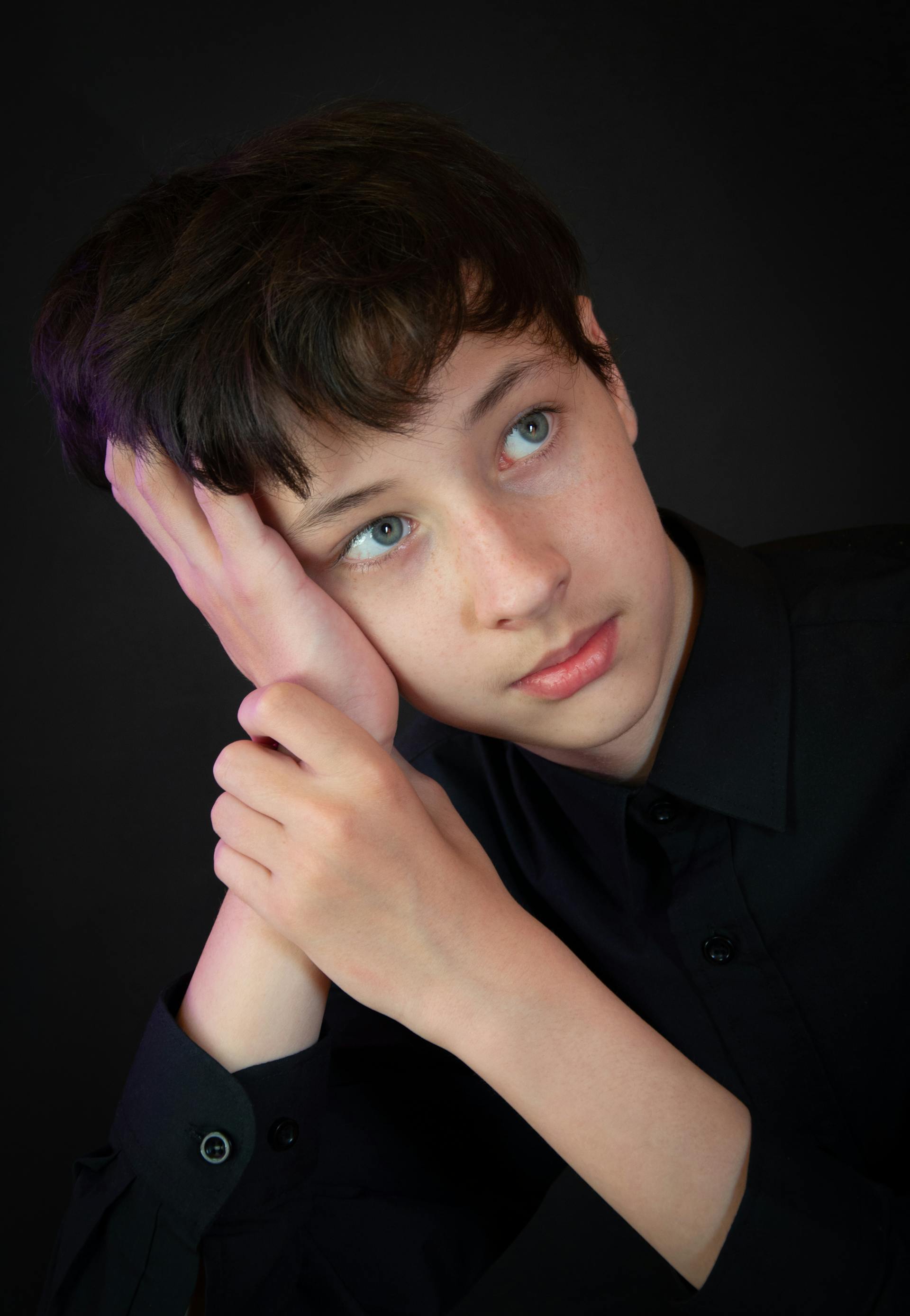 Un adolescente con cara de aburrimiento | Fuente: Pexels