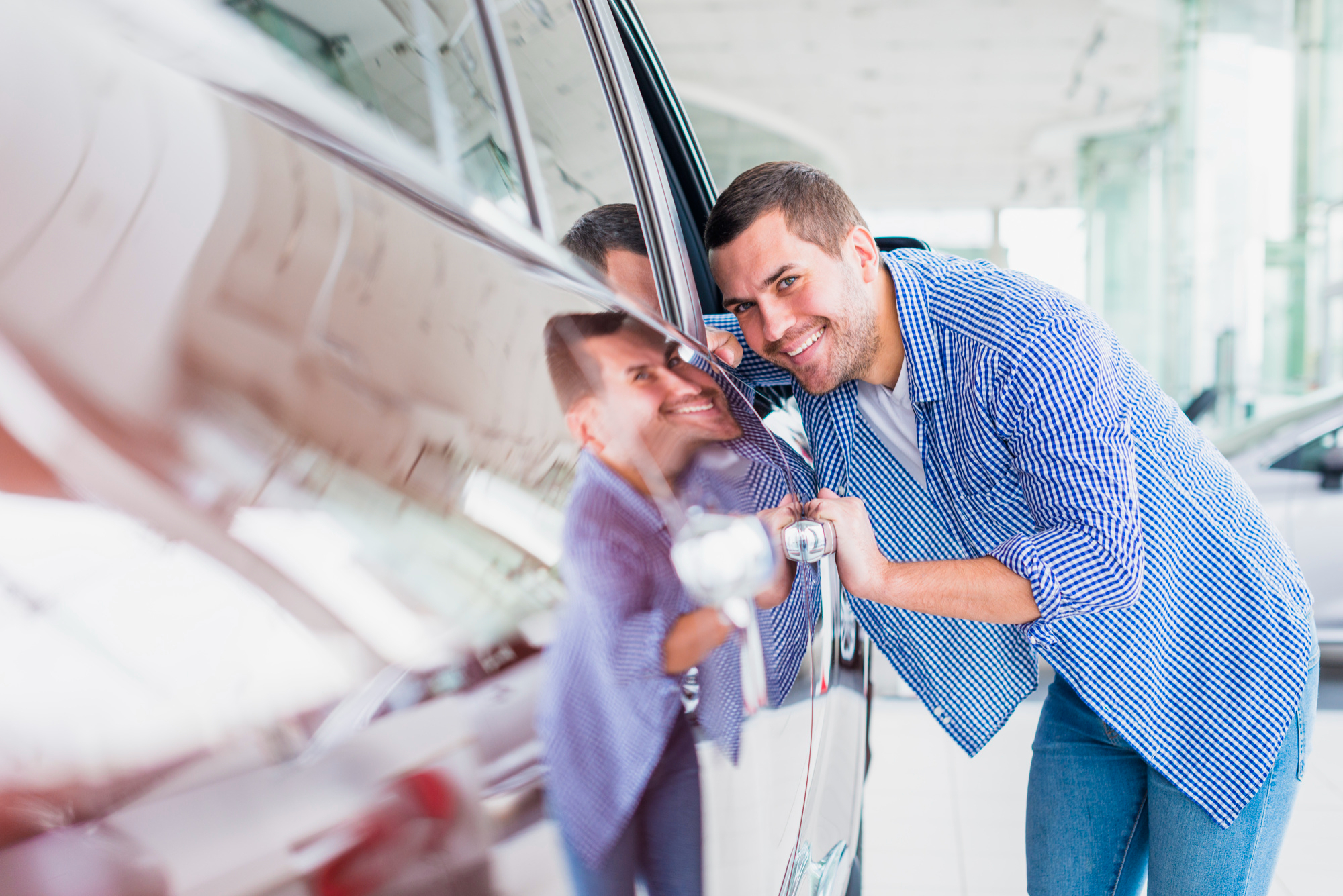 Un hombre feliz mirando un Automóvil nuevo | Fuente: Pexels