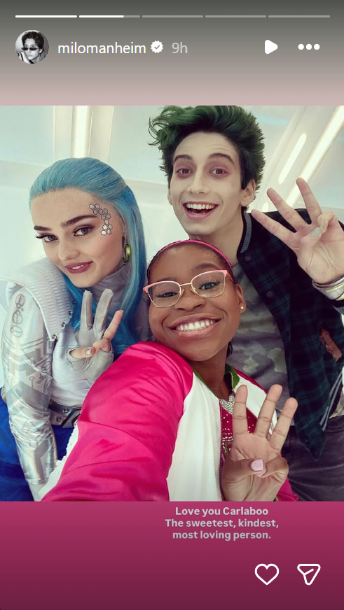 Carla Jeffery sonríe junto a Milo Manheim y otro compañero del reparto de "Zombies" en una foto del rodaje que pone de manifiesto el estrecho vínculo que la unía a su familia de Disney.  | Fuente: Instagram/milomanheim