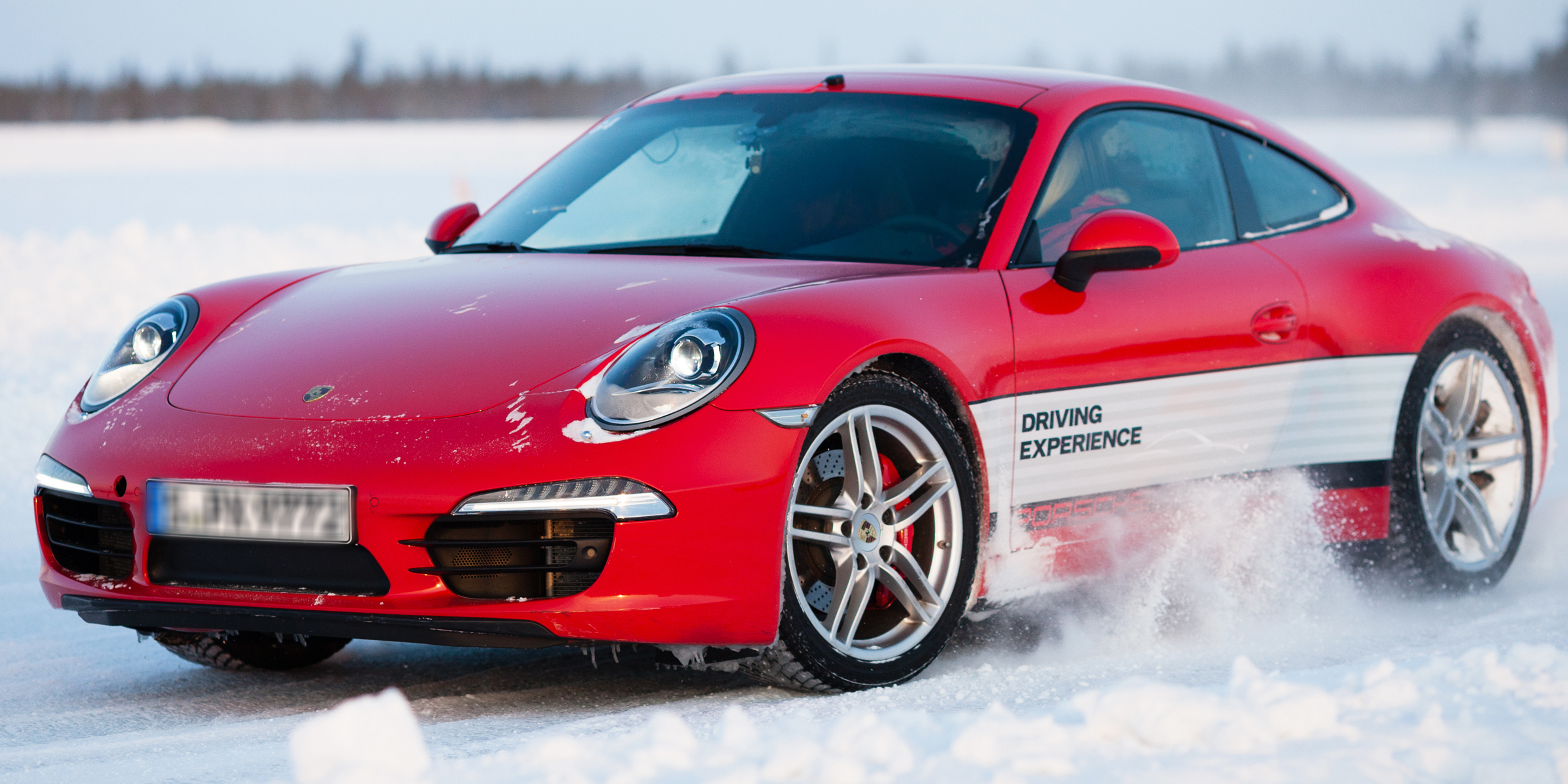 Porsche Panamera rojo carmín aparcado en una calle invernal | Fuente: Shutterstock