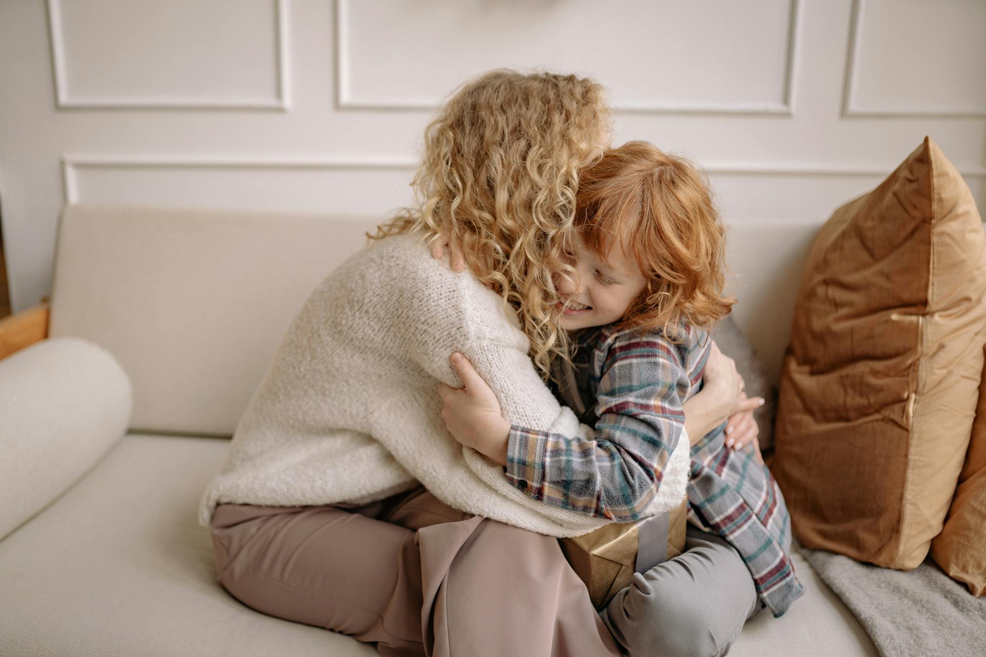 Una mujer abraza a su hijo | Foto: Pexels