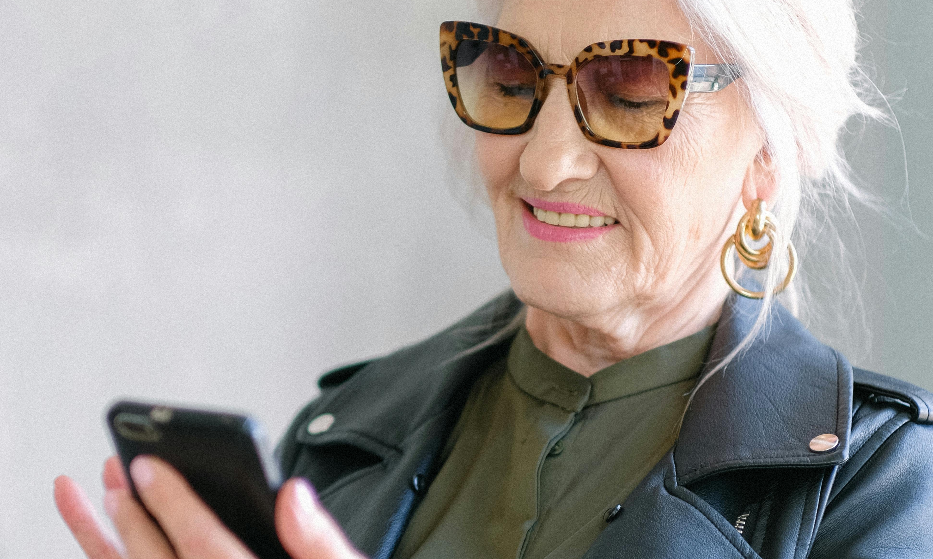 Una anciana examina la pantalla de un móvil | Fuente: Pexels