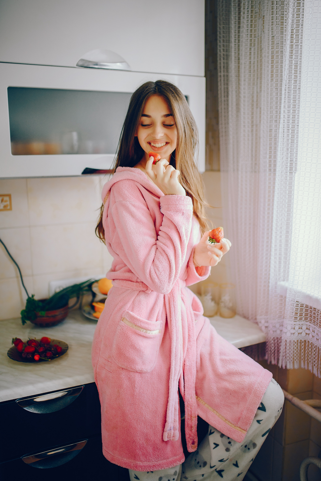 Una mujer sonriendo vestida con una bata y un pijama | Fuente: Freepik