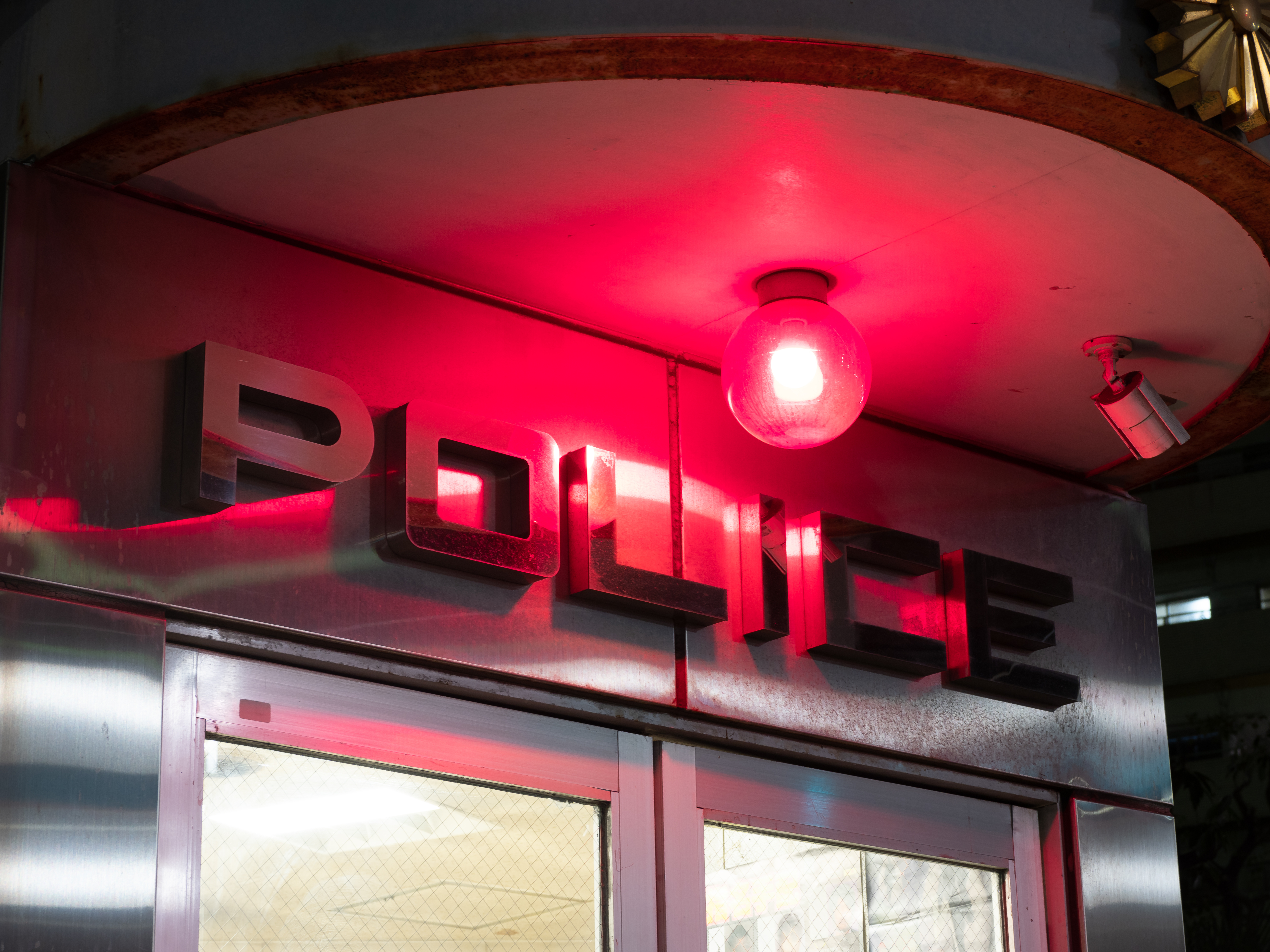 Caja de policía lámpara roja | Fuente: Shutterstock