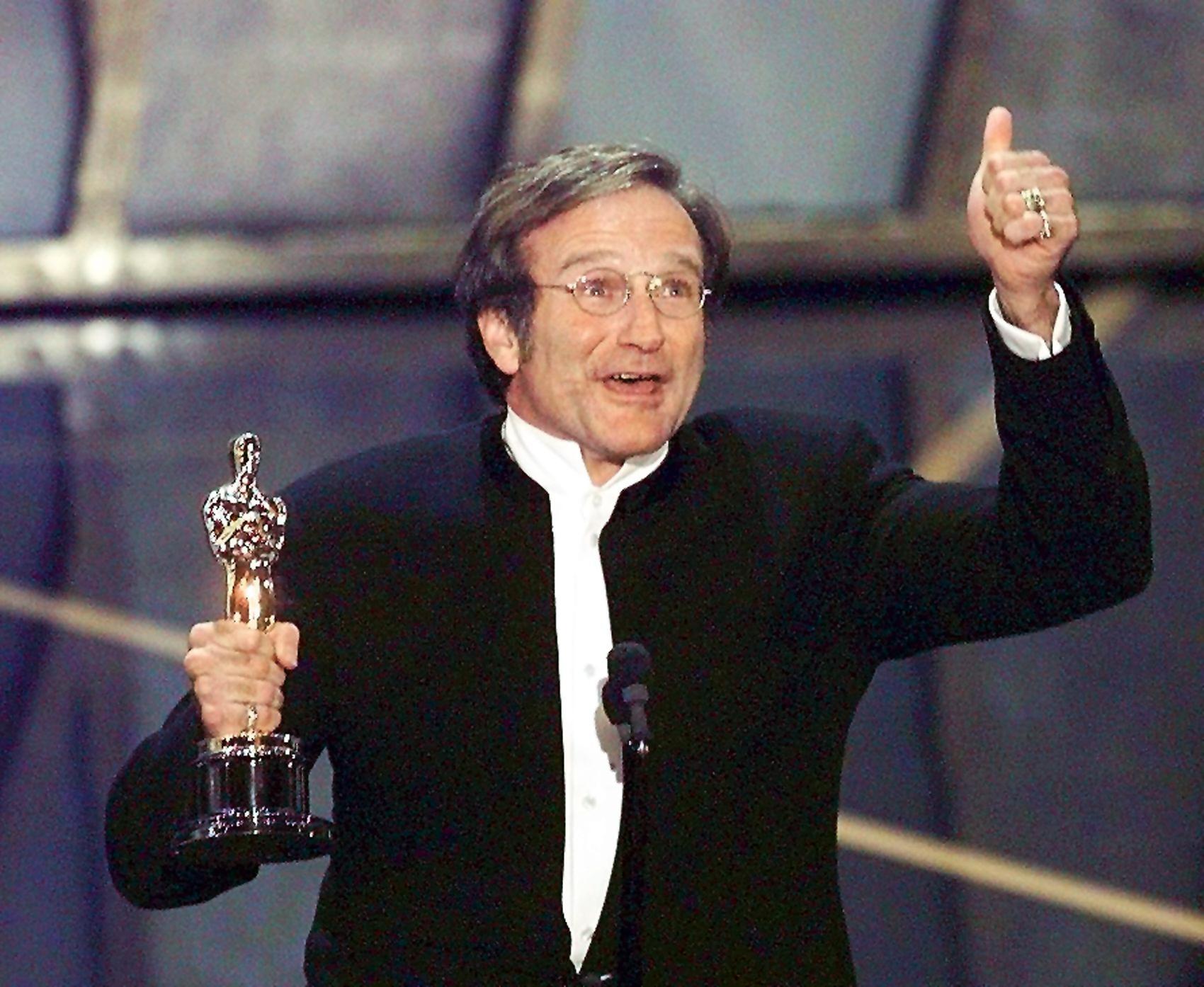 Robin Williams gana el premio al Mejor Actor de Reparto en la 70 edición de los Premios de la Academia en Los Ángeles en 1998 | Fuente: Getty Images