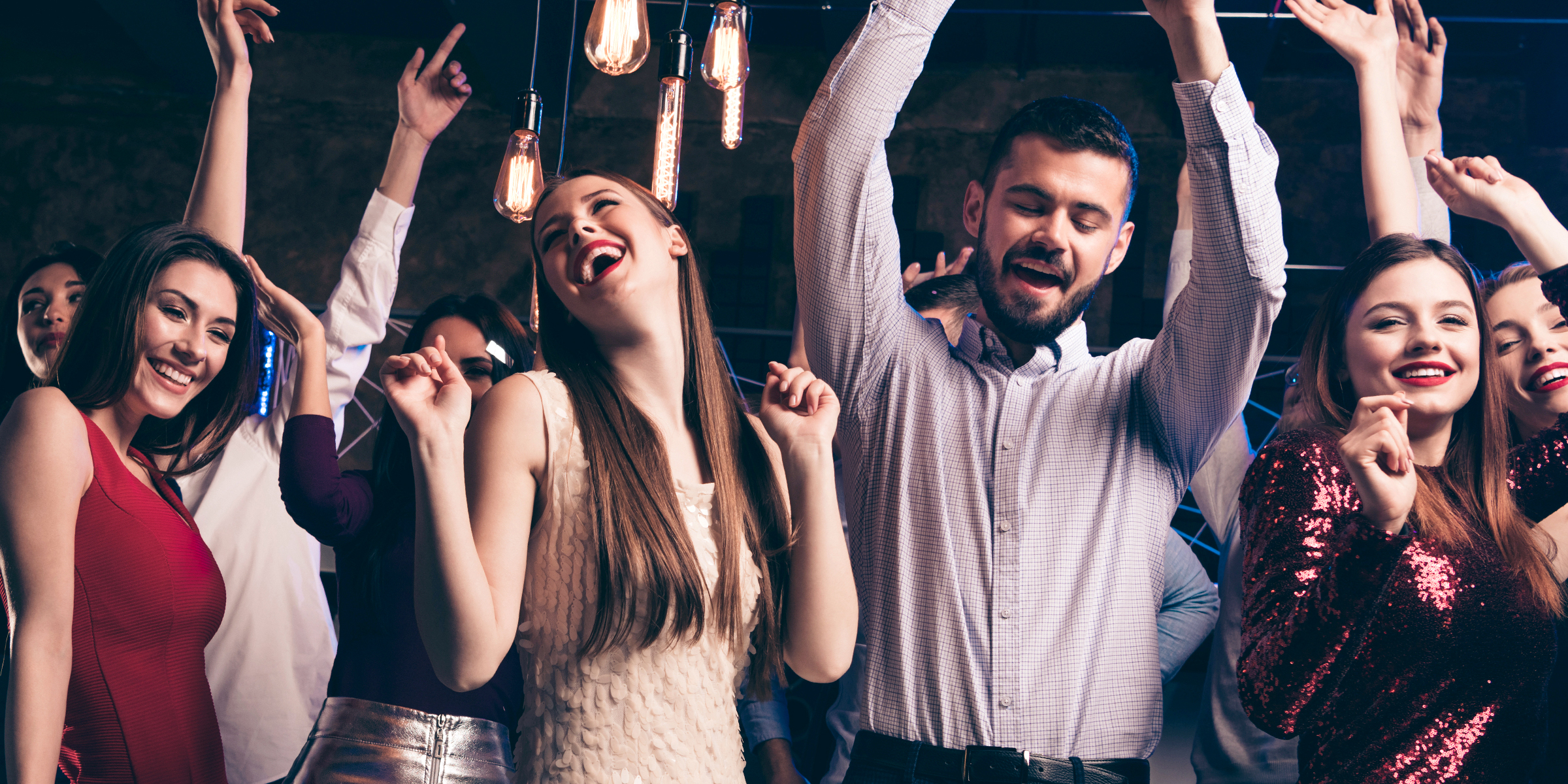 Amigos bailando en una fiesta | Fuente: Shutterstock