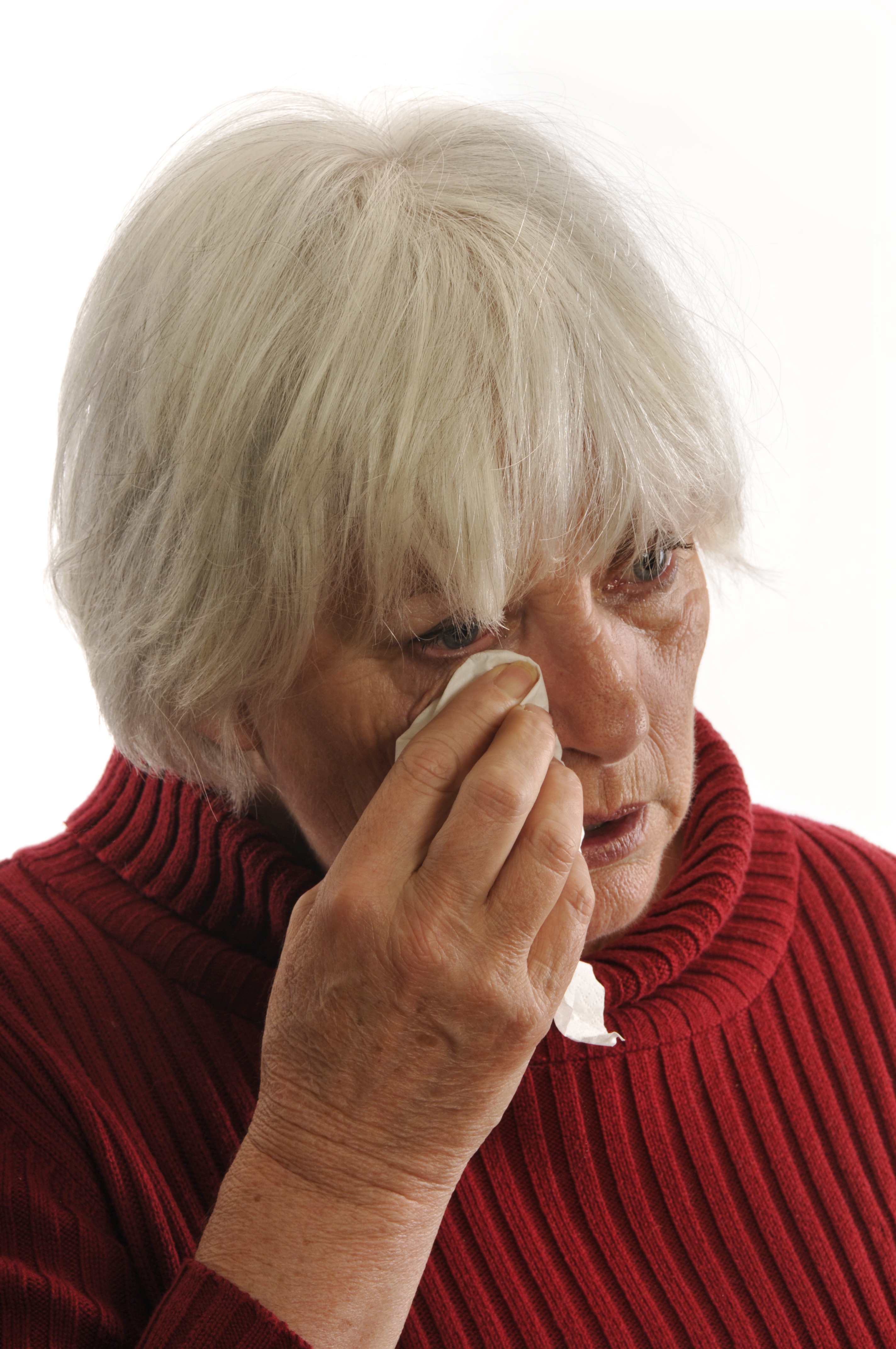 Una mujer triste secándose las lágrimas | Fuente: Getty Images