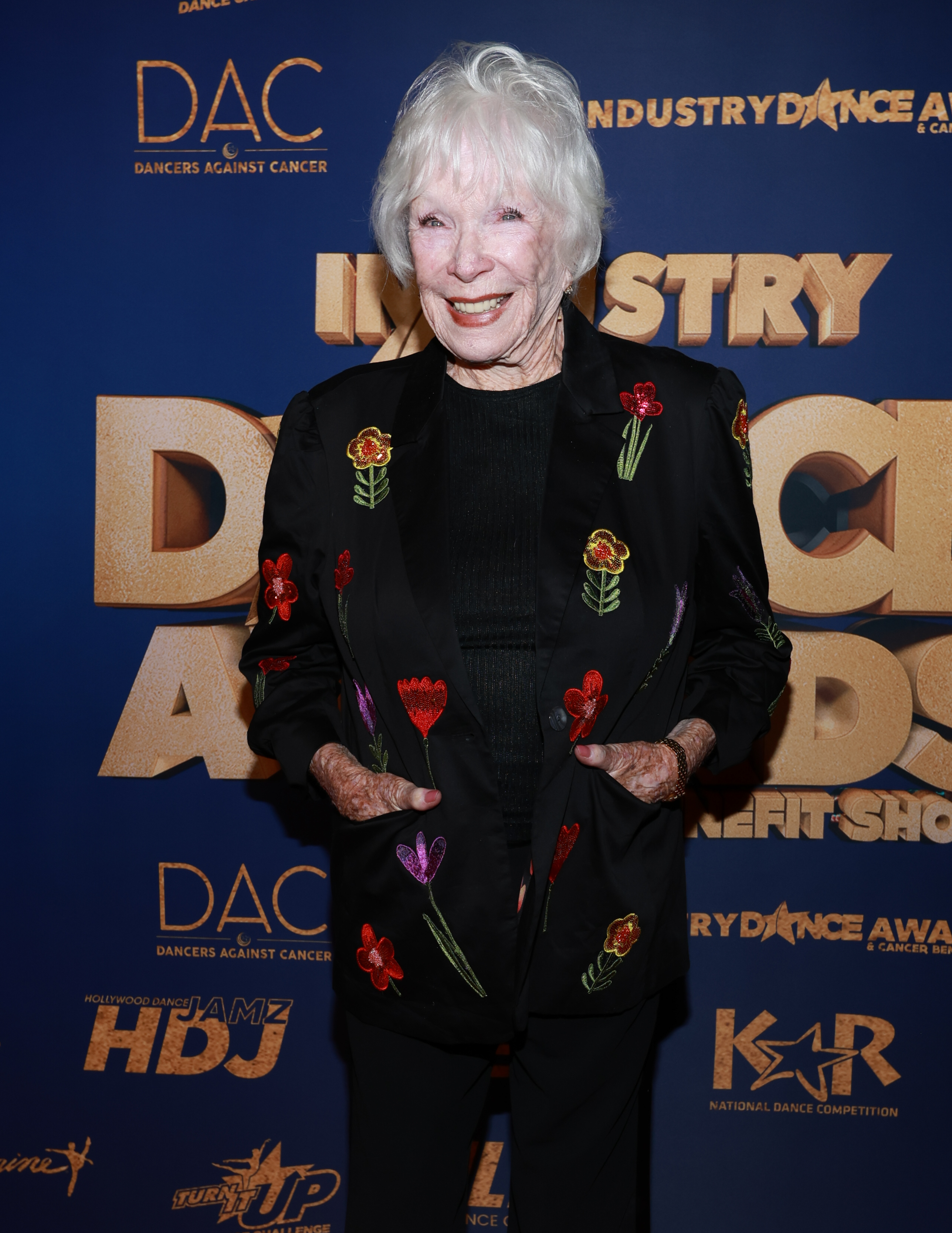 Shirley MacLaine en los Premios de la Industria de la Danza y el Espectáculo Benéfico contra el Cáncer el 18 de octubre de 2023, en Los Ángeles, California | Fuente: Getty Images