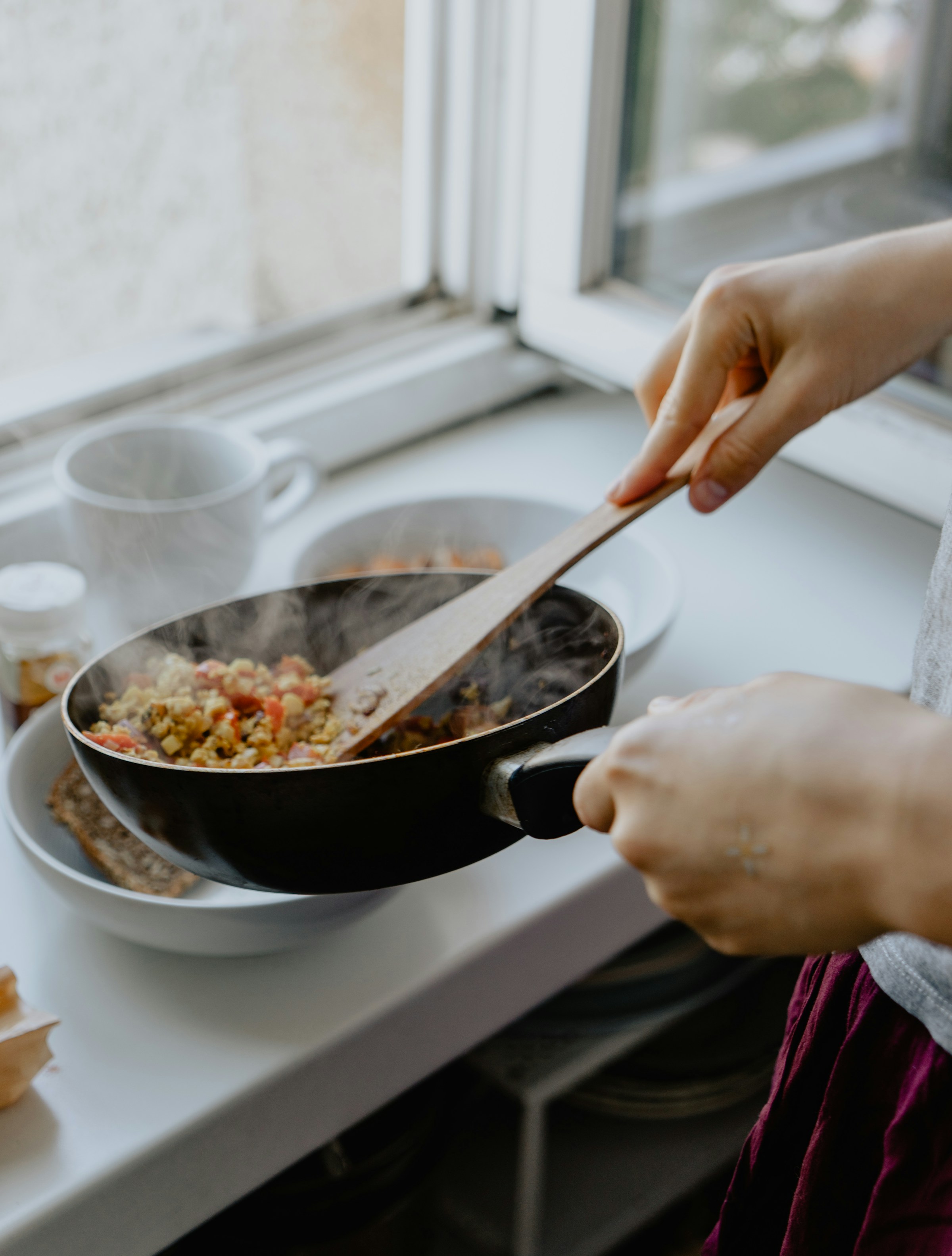 Una persona ocupada en la cocina | Fuente: Unsplash