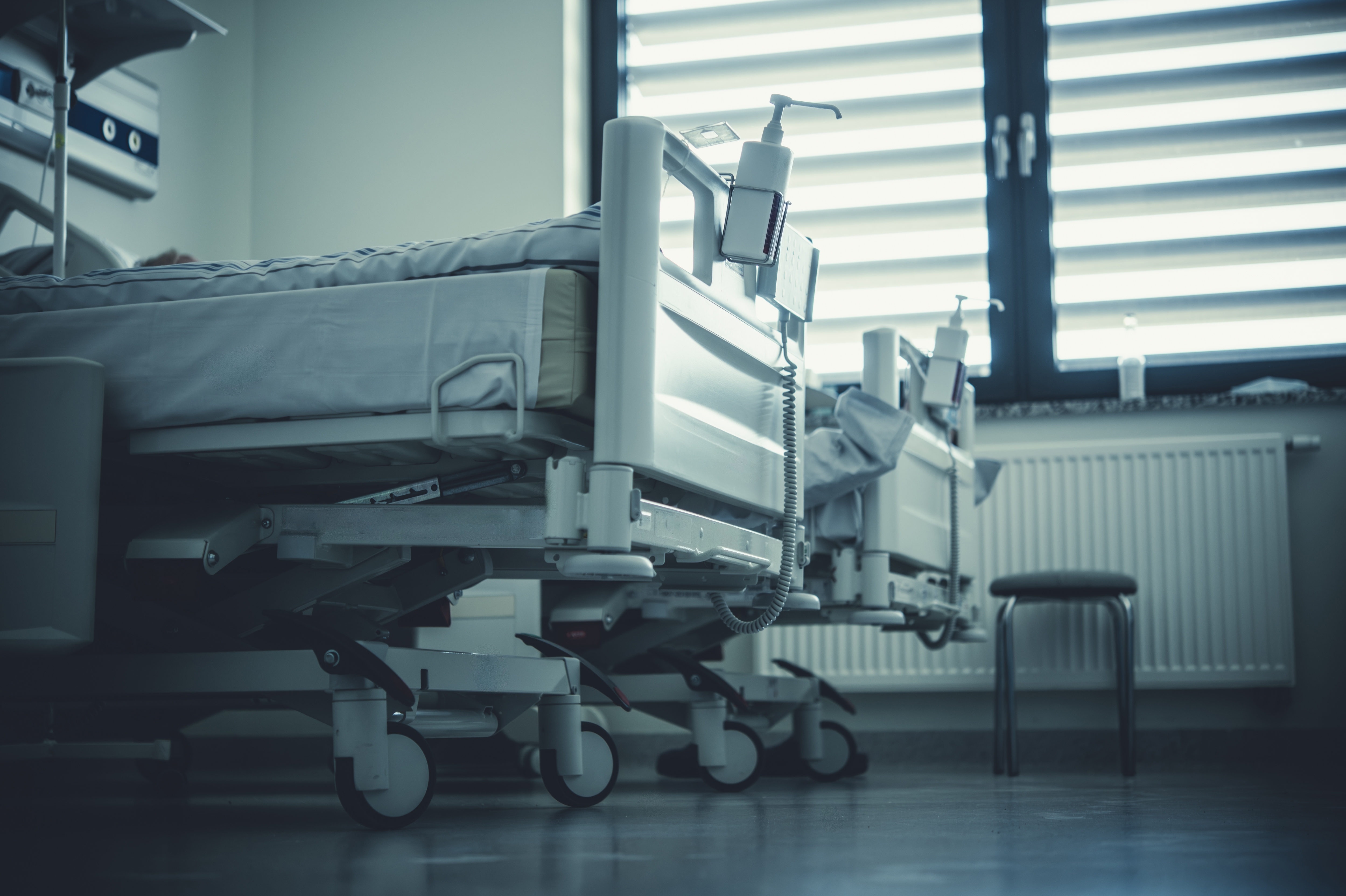 Camas de hospital en una habitación de hospital. | Fuente: Shutterstock