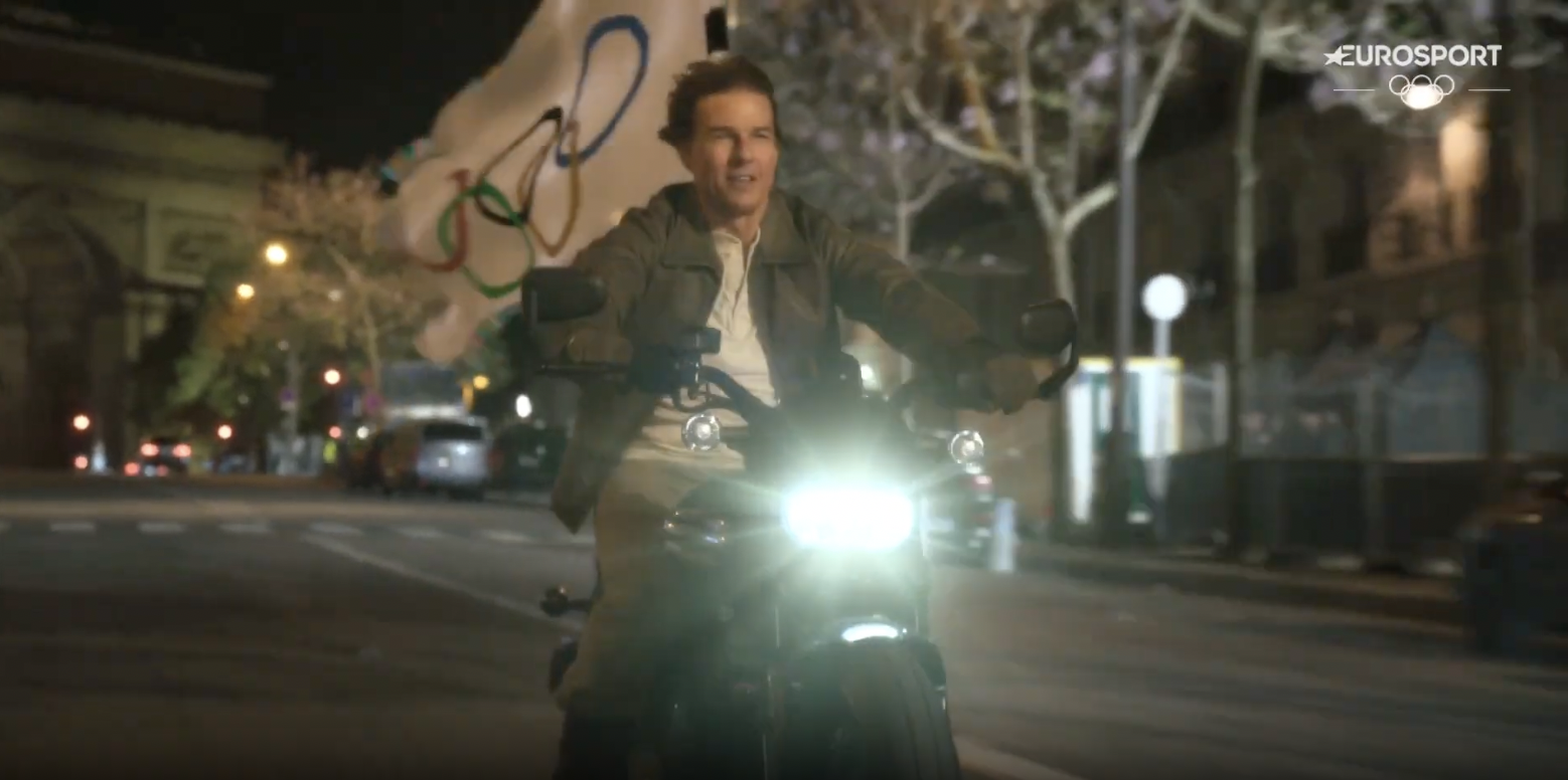 Tom Cruise saliendo con la bandera olímpica, publicado el 12 de agosto de 2024 | Fuente: YouTube/Eurosport