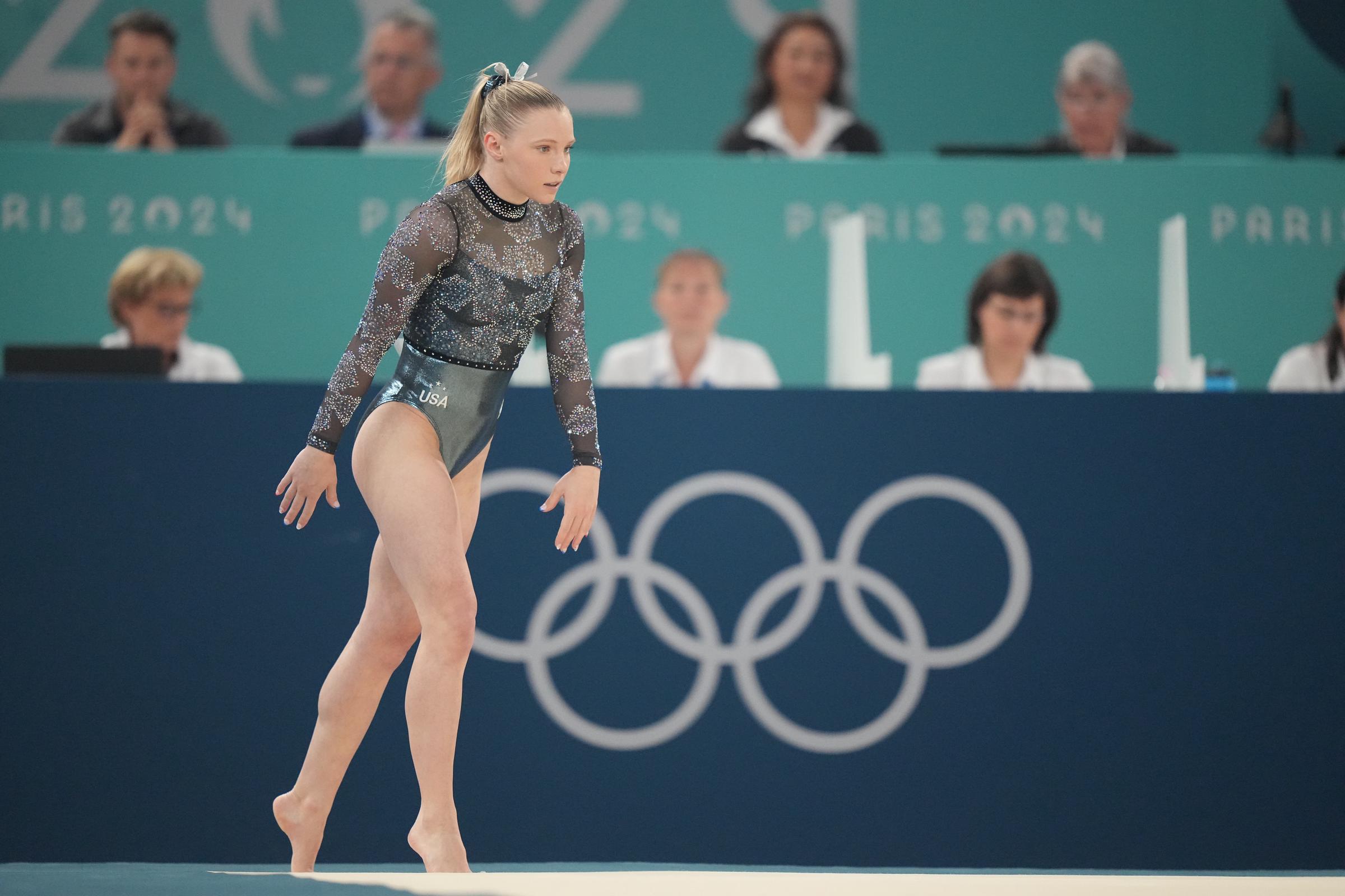 Jade Carey realizando el salto durante la clasificación femenina en París, Francia, el 28 de julio de 2024 | Fuente: Getty Images