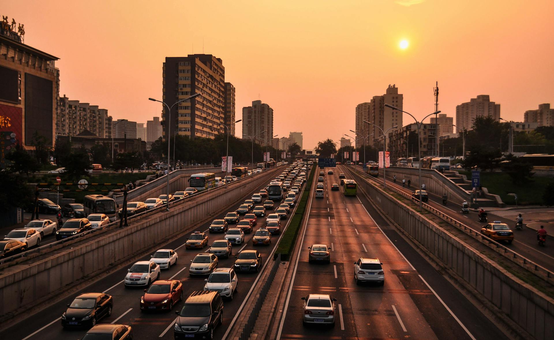 Automóviles en una autopista | Fuente: Pexels