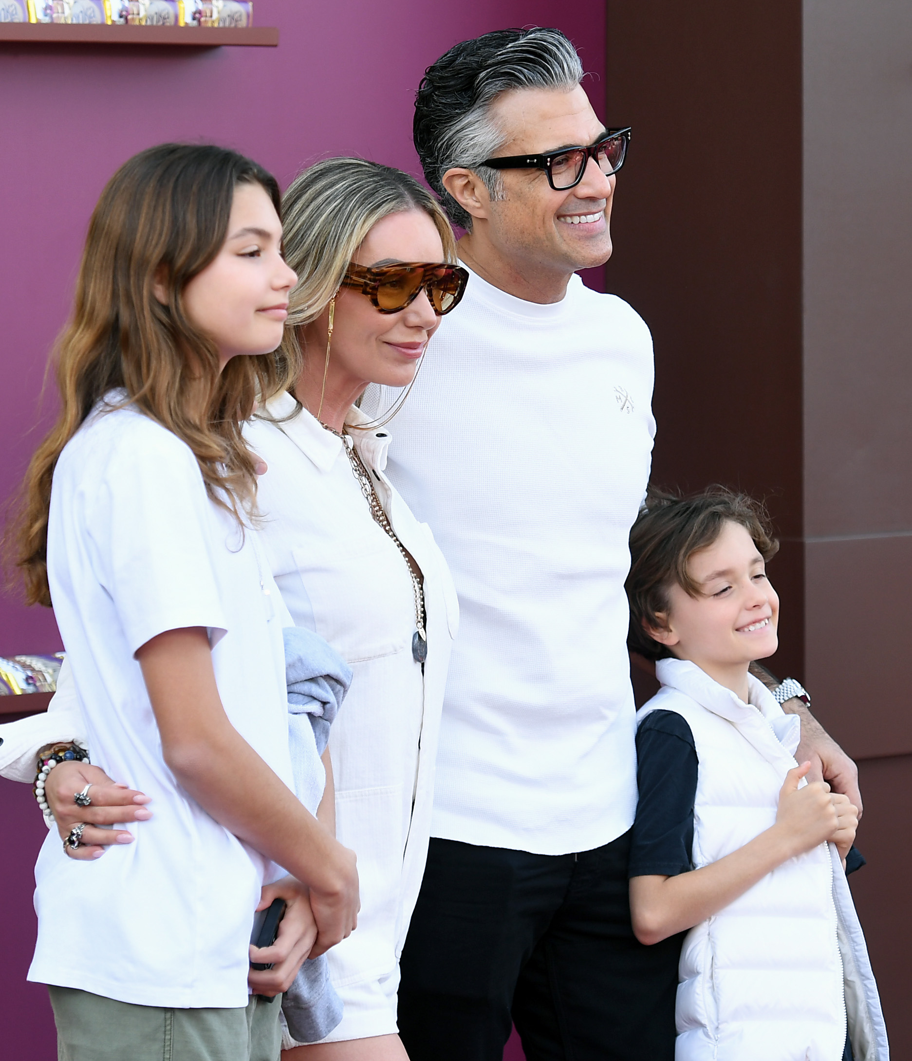 Elena Camil, Heidi Balvanera, Jaime Camil y Jaime Camil III asisten al estreno de Warner Bros. "Wonka" en el Regency Village Theatre el 10 de diciembre de 2023 en Los Ángeles, California. | Fuente: Getty Images