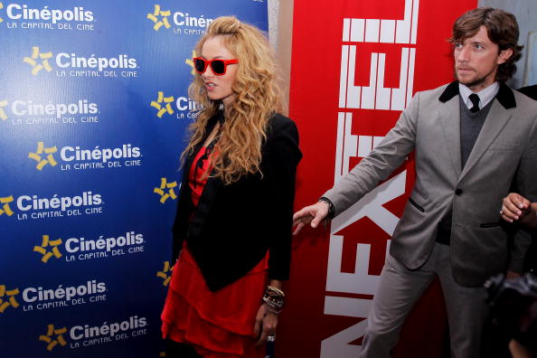 La cantante Paulina Rubio y Nicolás Vallejo-Nágera, "Colate", asisten a una conferencia de prensa para presentar la segunda edición de la muestra de cine español en México "ES.CINE" en el Centro Cultural de España el 19 de noviembre de 2009 en la Ciudad de México, México | Fuente: Getty Images