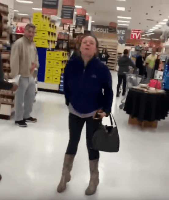 Mujer blanca es captada atacando a pareja de raza negra en un supermercado ShopRite. | Imagen: YouTube/JustRandomStuff