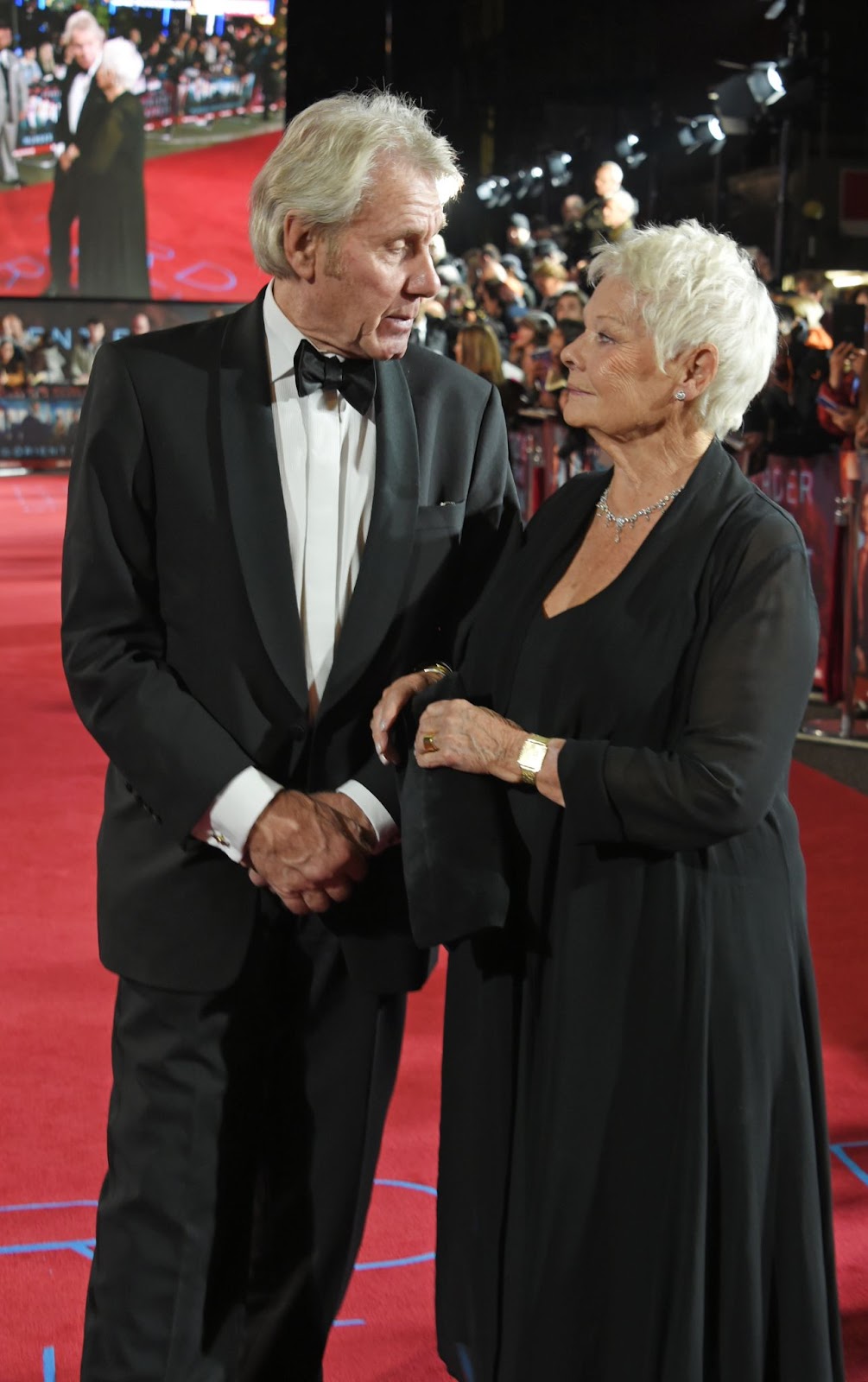 David Mills y Judi Dench en el estreno mundial de "Murder On The Orient Express" el 2 de noviembre de 2017, en Londres, Inglaterra | Fuente: Getty Images