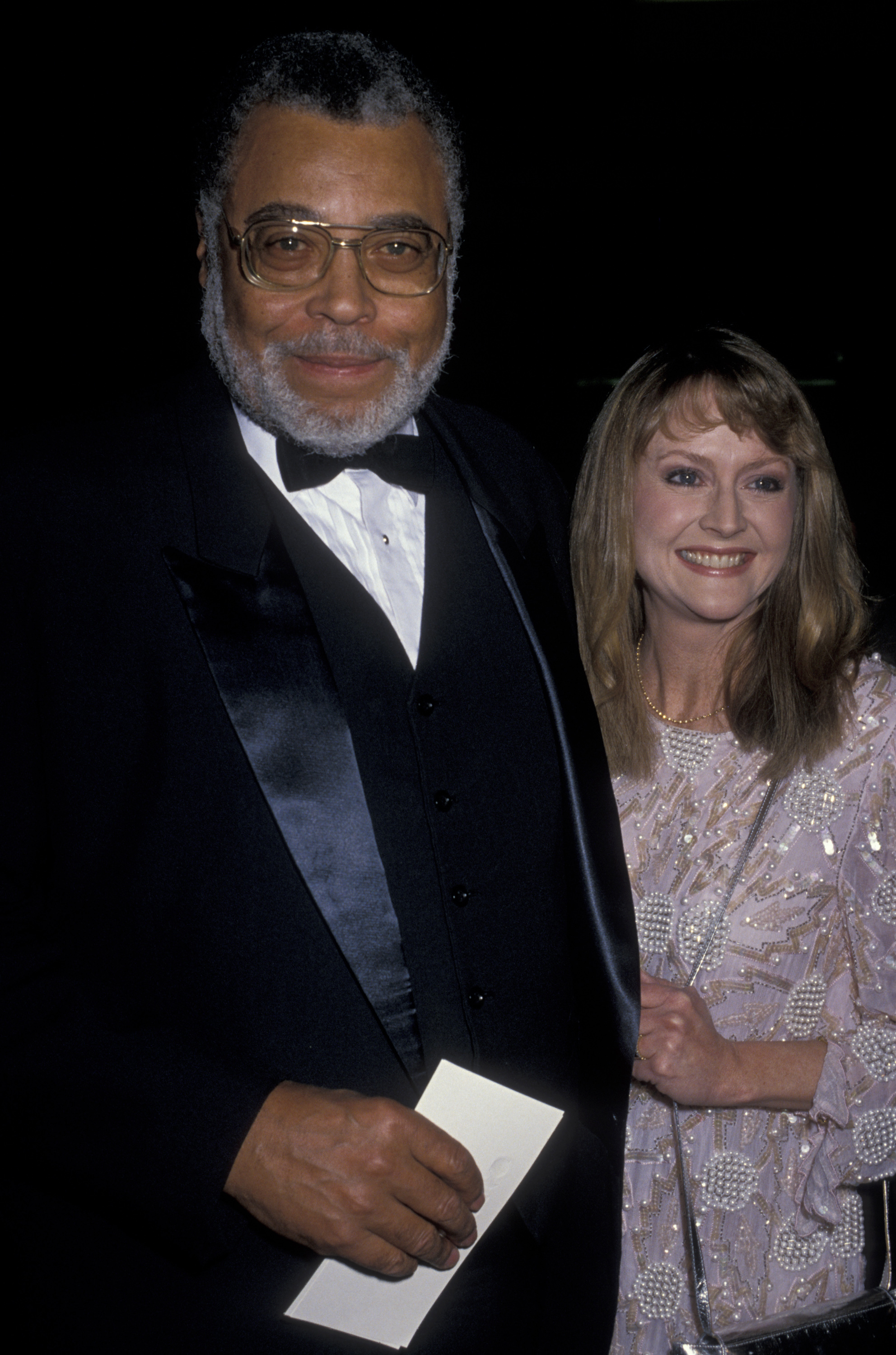 James Earl Jones y Cecilia Hart en la 47ª edición de los Premios Globo de Oro el 20 de enero de 1990, en Beverly Hills, California. | Fuente: Getty Images