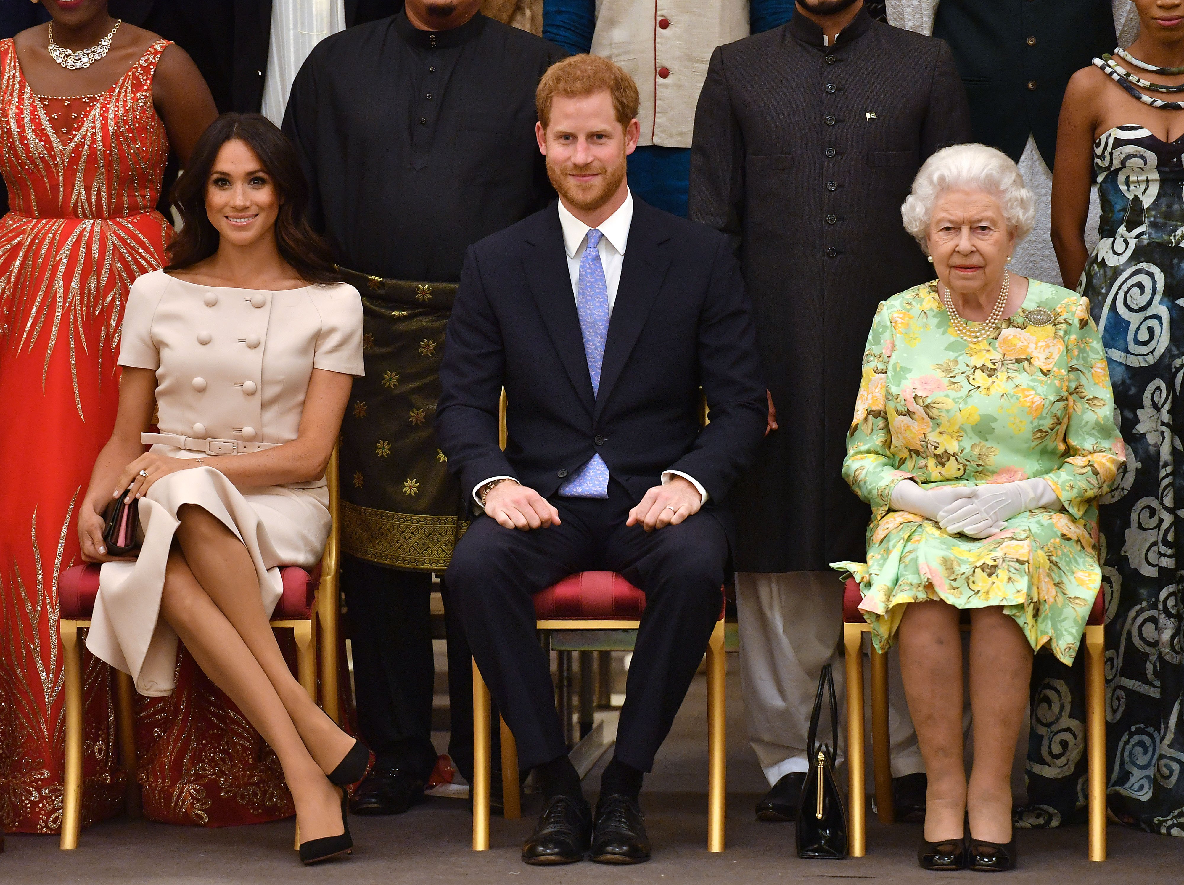 La reina Elizabeth II, el príncipe Harry y Meghan Markle en Londres, en 2022. | Foto: Getty images