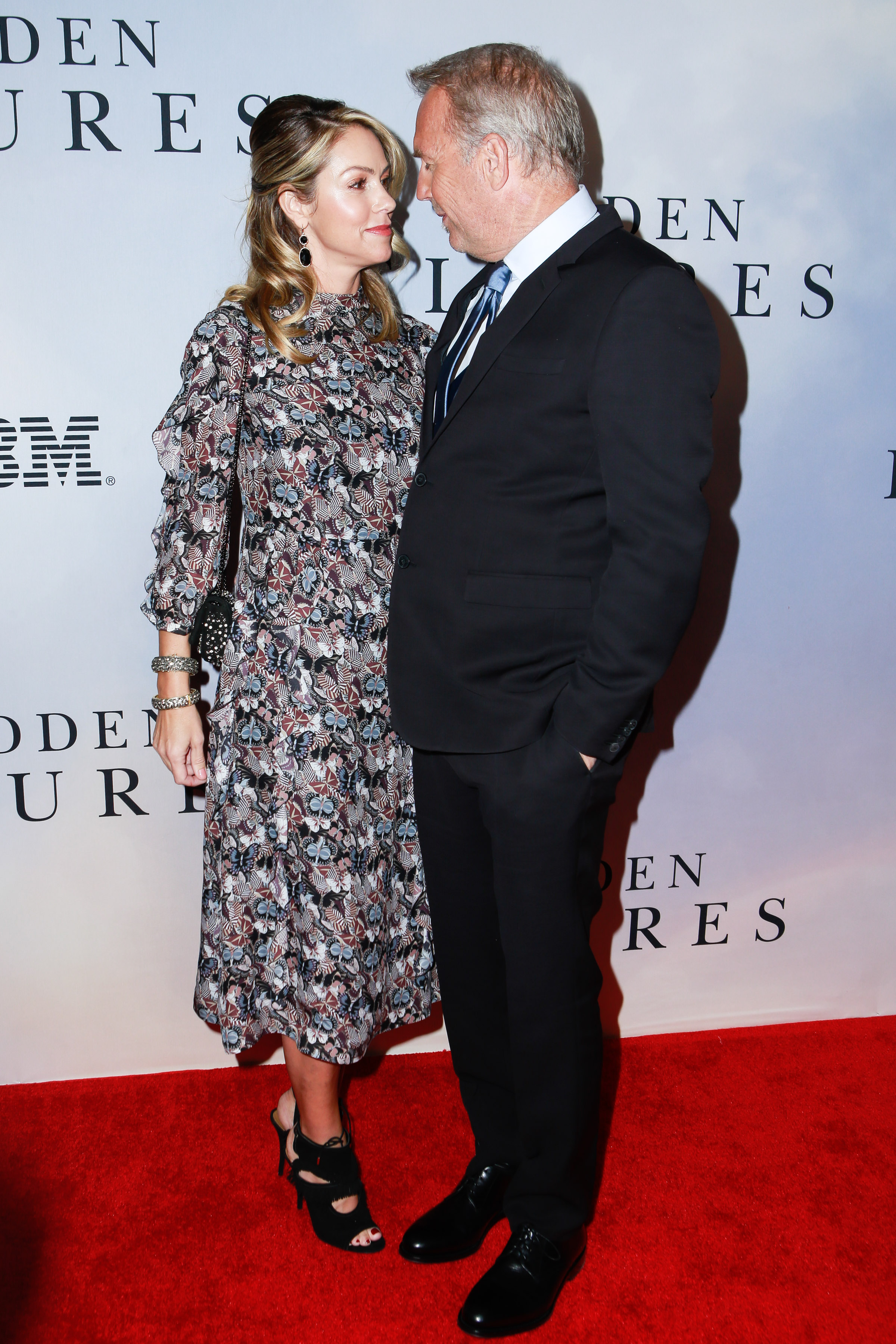 Christine Baumgartner y Kevin Costner en el pase especial de "Hidden Figures" en Nueva York, 2016. | Foto: Getty Images