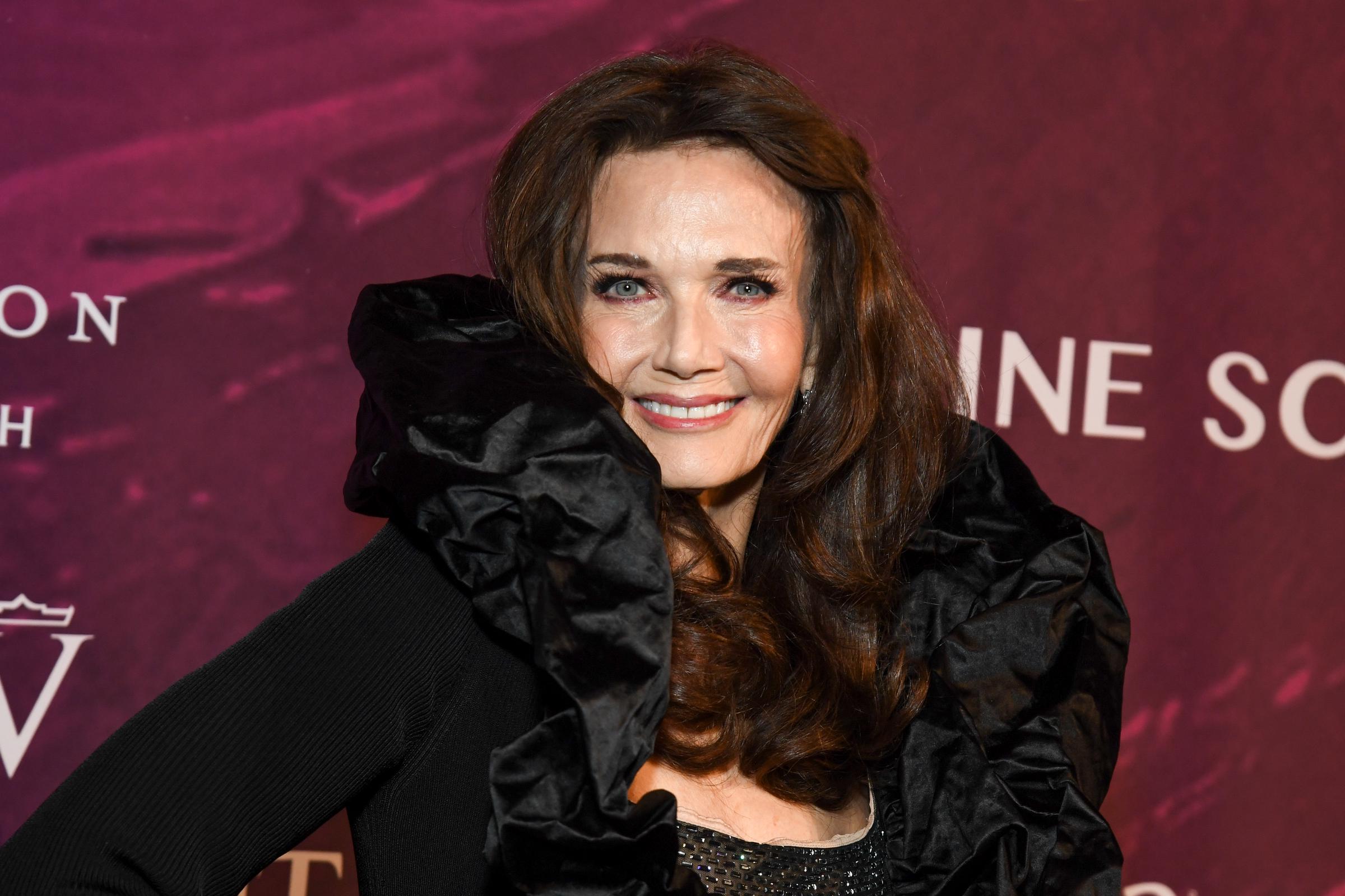 La última aparición de Carter generó reacciones entusiastas. Un admirador comentó en Facebook: "Sigue siendo una diosa a los 75‼️‼️‼️". Sin embargo, otros debatieron sobre su maquillaje y si es justo comparar a las celebridades con sus versiones más jóvenes.