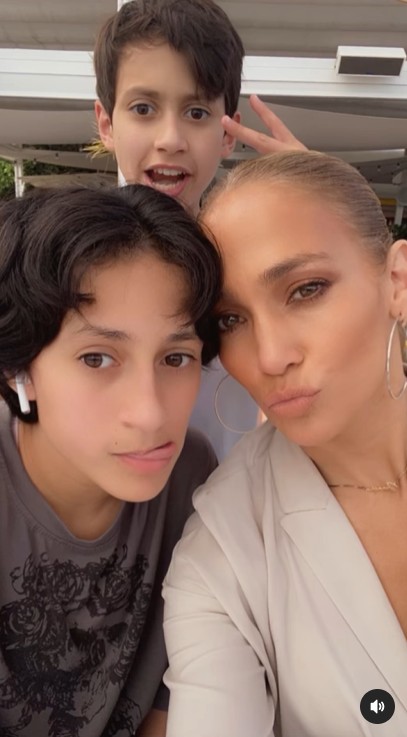 Jennifer Lopez con sus gemelos adolescentes | Fuente: Instagram/jlo