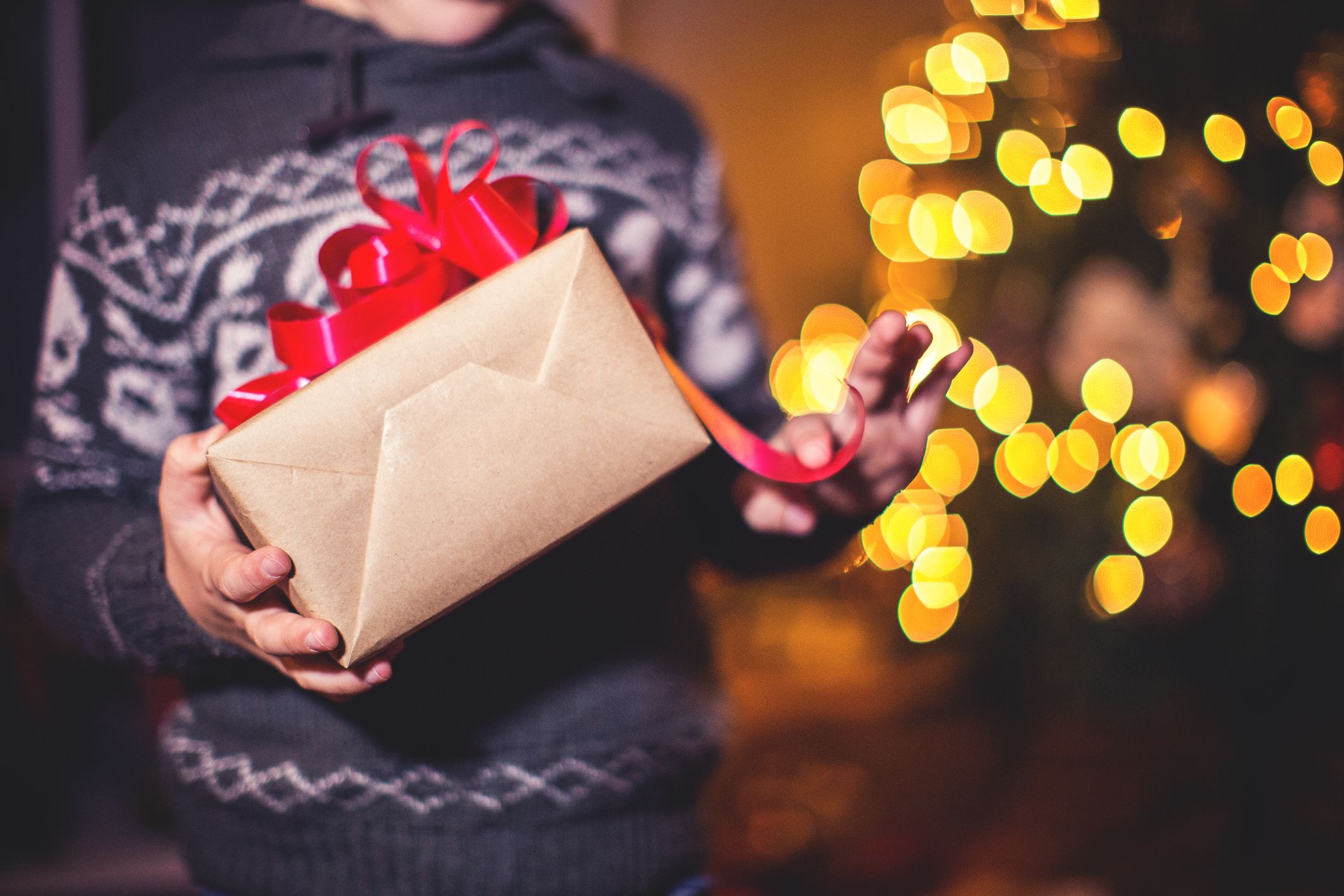 Un niño abre un regalo de Navidad. | Foto: Getty Images
