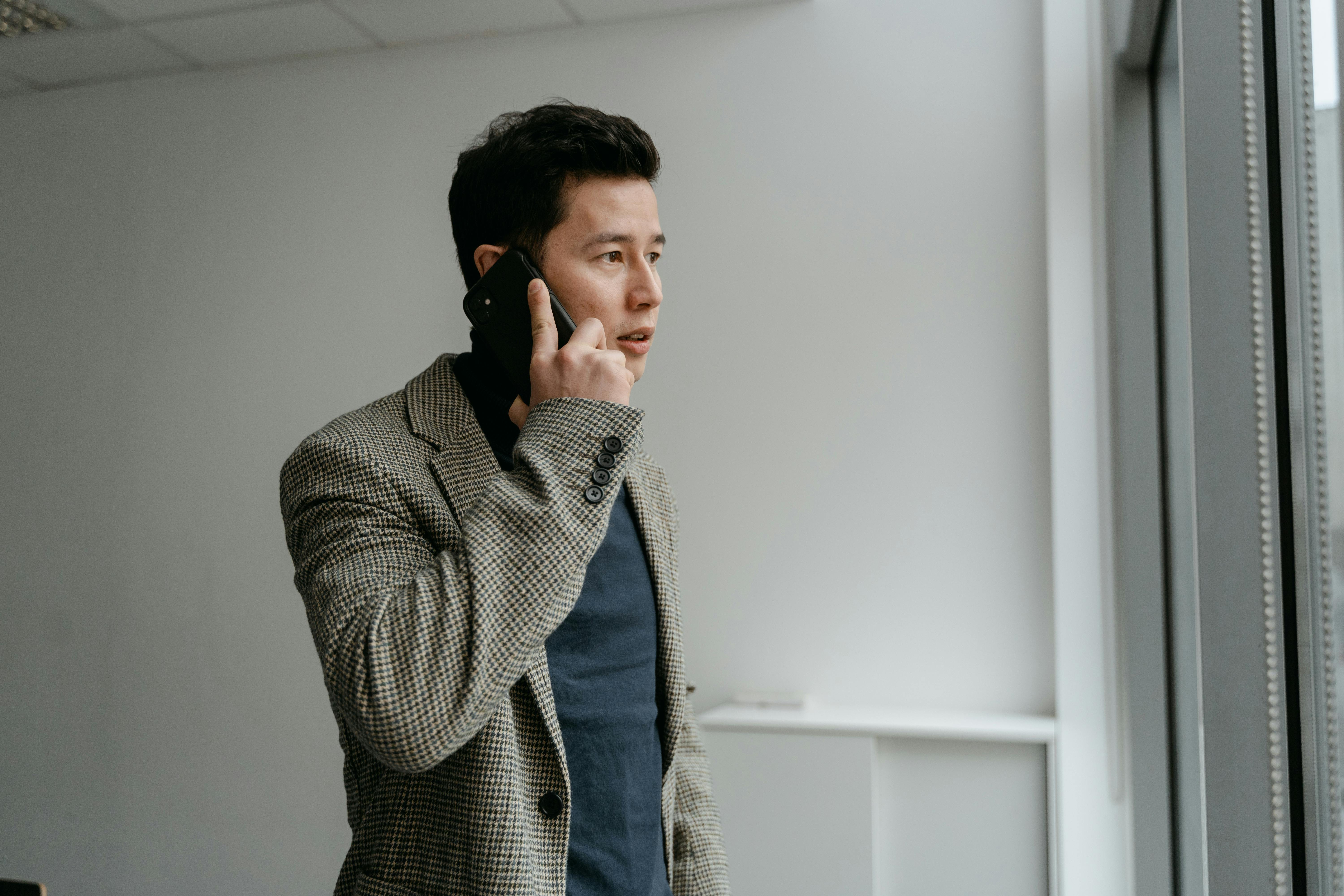 Un hombre en una llamada telefónica | Fuente: Pexels