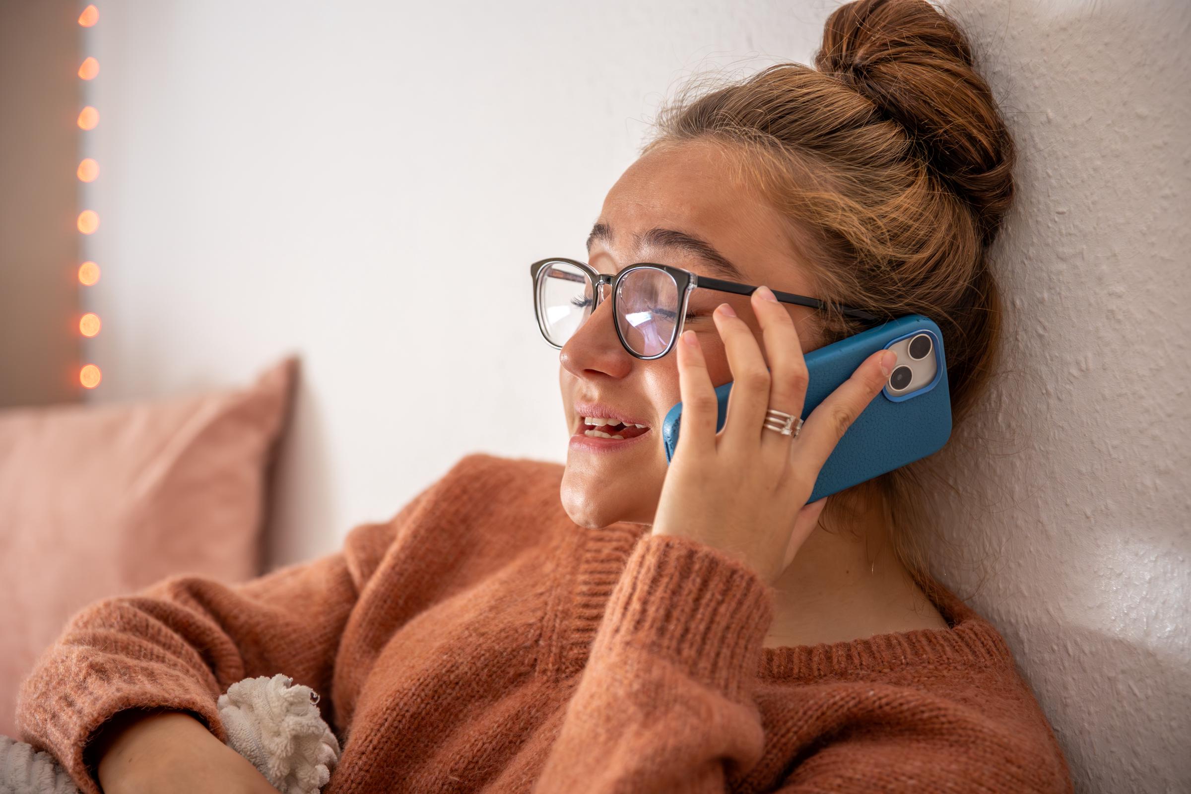 Una ragazza al telefono | Fonte: Freepik
