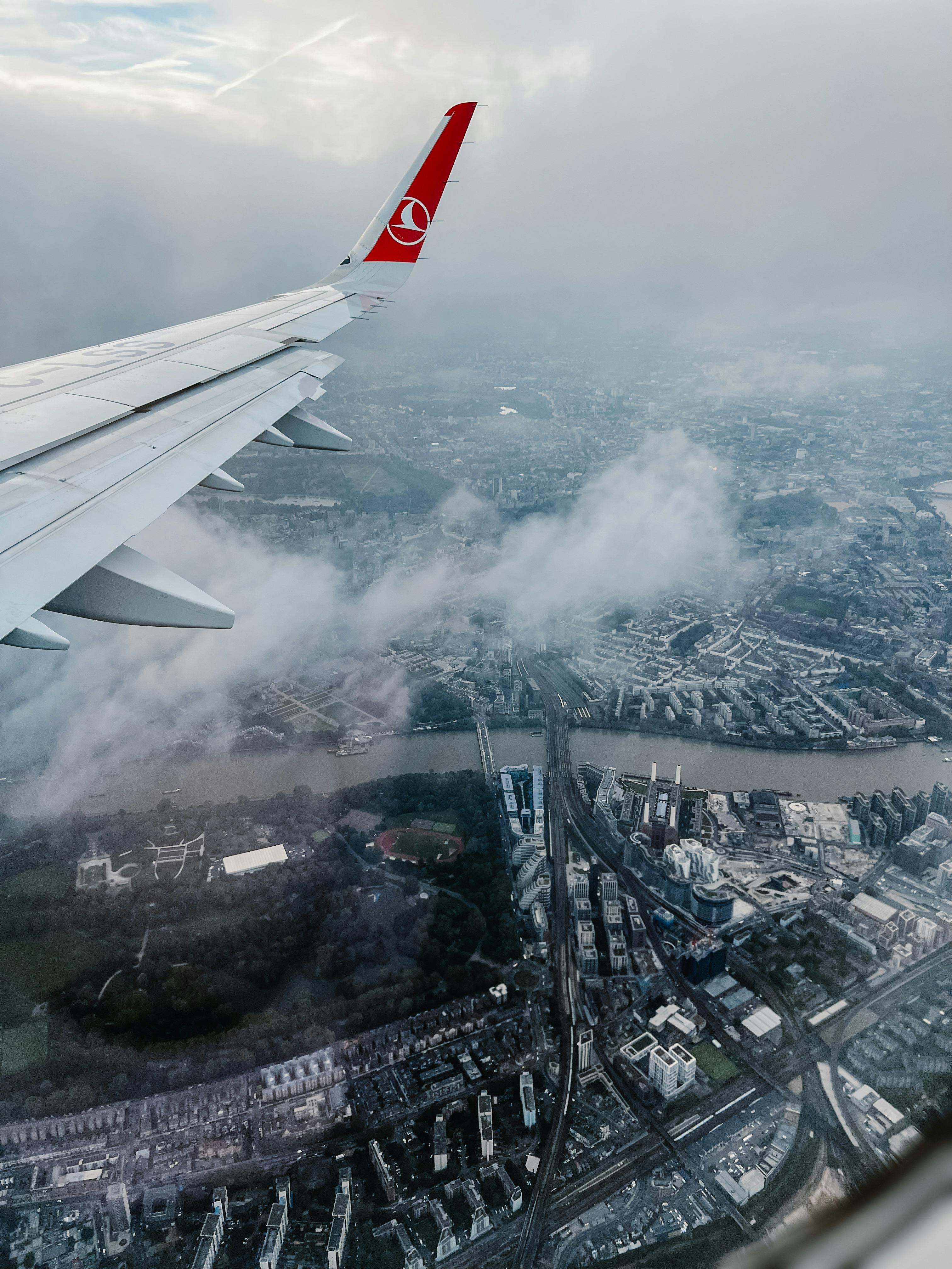 Un avión descendiendo hacia un aeropuerto | Fuente: Pexels