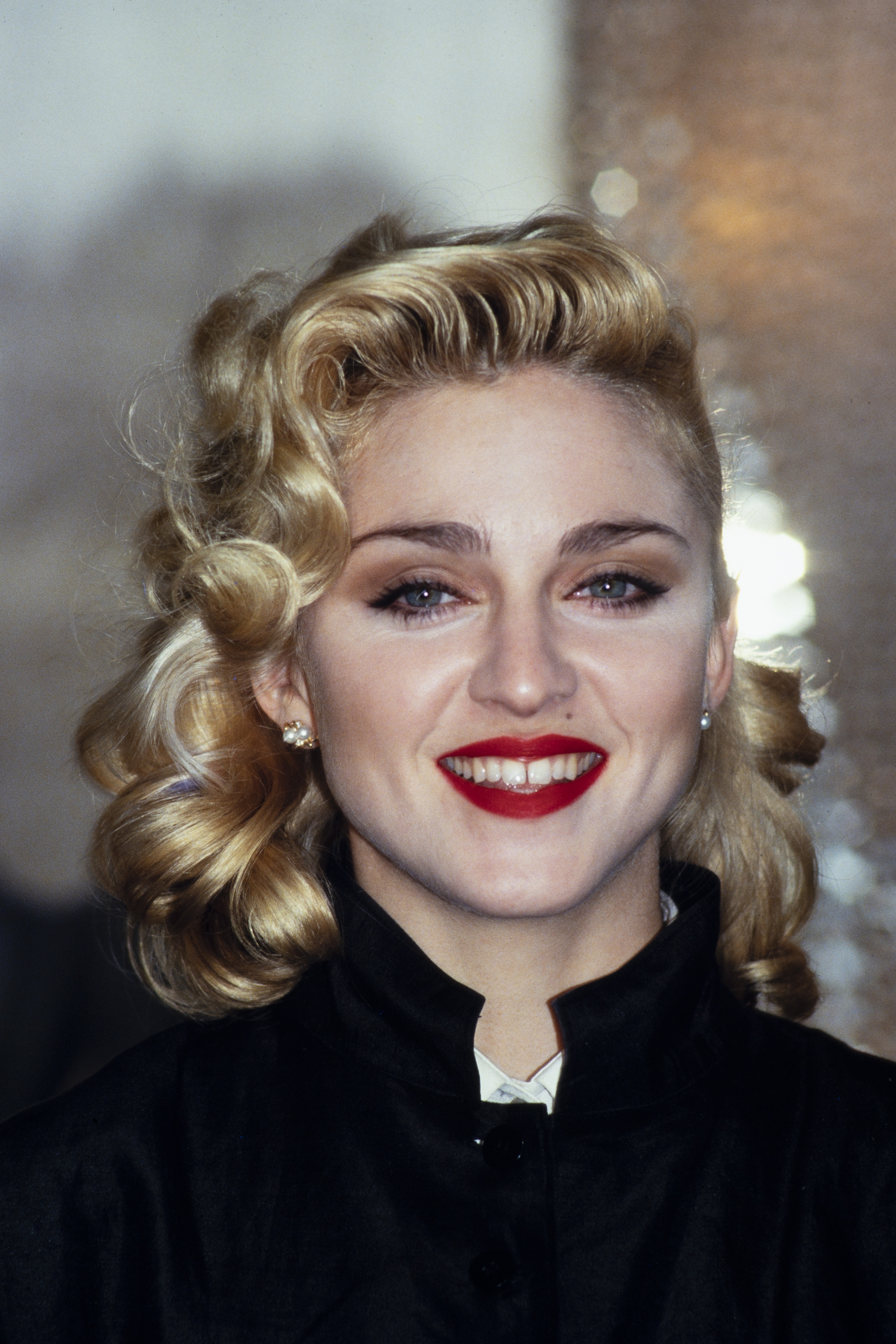Madonna durante una rueda de prensa en el Kensington Roof Gardens el 6 de marzo de 1986 en Londres. | Fuente: Getty Images