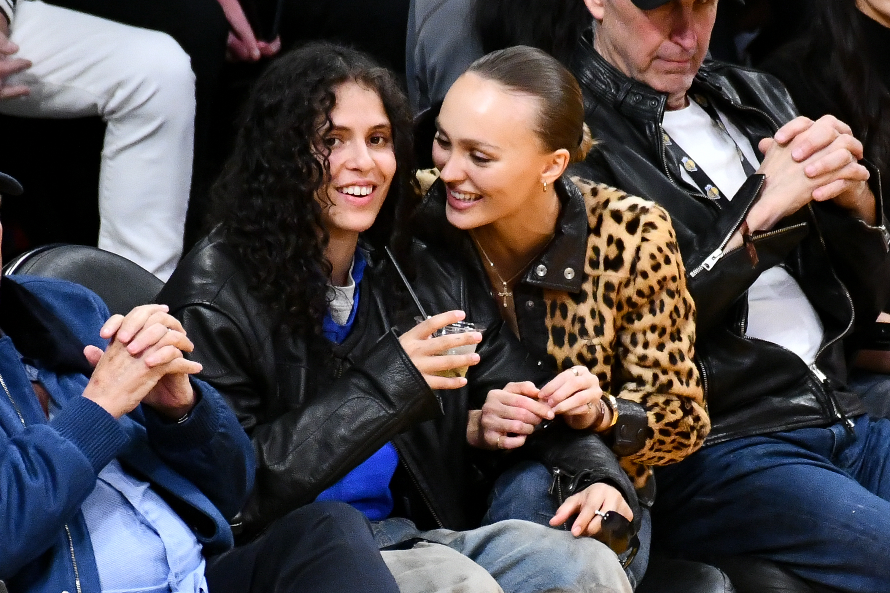 Lily-Rose Depp (d) y la cantante 070 Shake el 10 de marzo de 2024, en Los Ángeles, California | Fuente: Getty Images