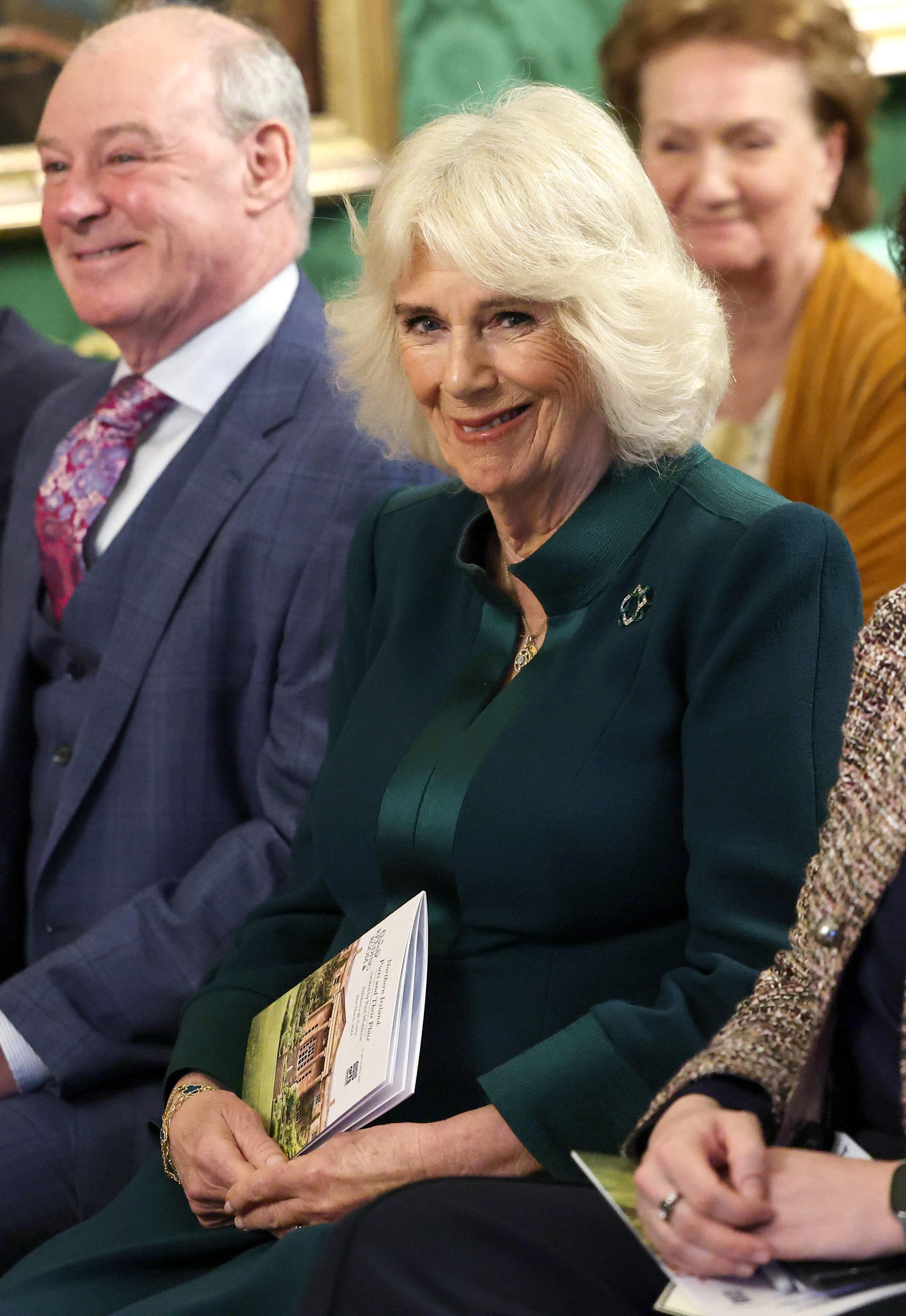 Reina Camilla en el acto The Queen's Reading Room para conmemorar el Día Mundial de la Poesía en el Castillo de Hillsborough durante el segundo día de su visita a Irlanda del Norte el 21 de marzo de 2024 en Belfast, Irlanda del Norte | Foto: Getty Images
